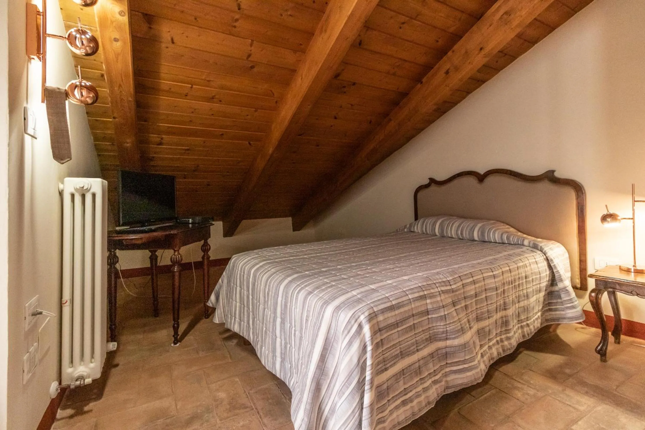 Bed in Casa Isolani Charms Rooms Santo Stefano