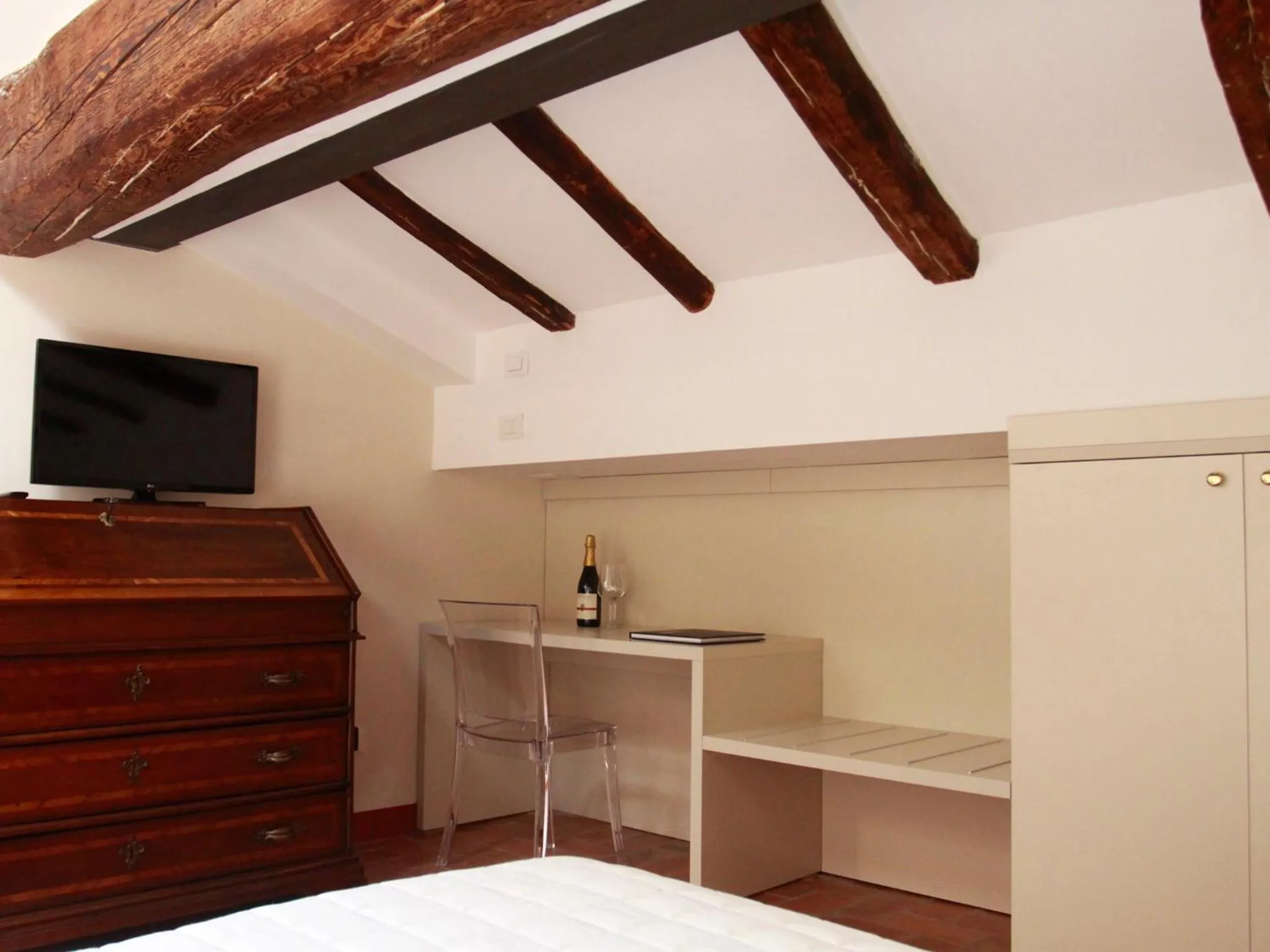 Bed in Casa Isolani Charms Rooms Santo Stefano