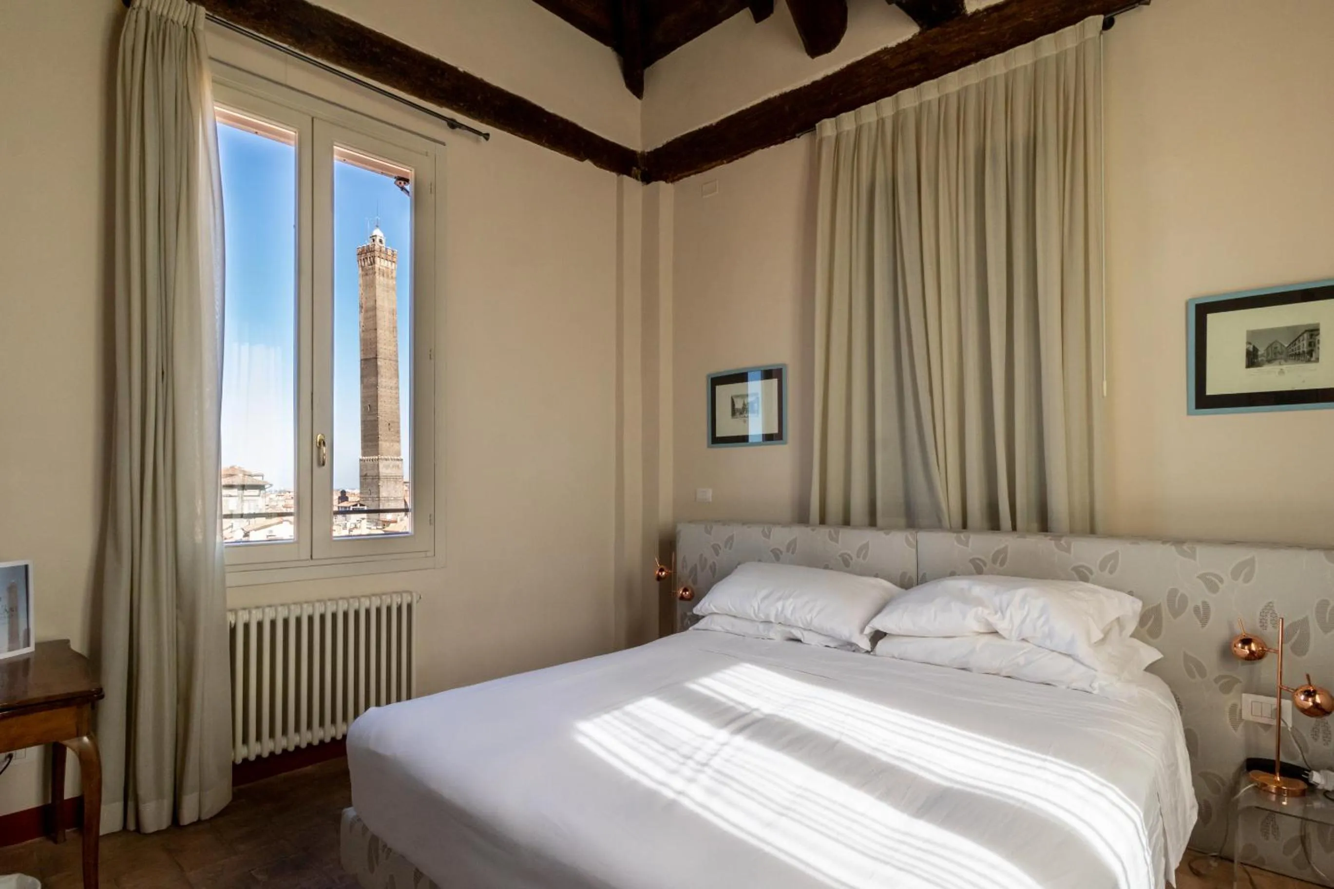 Bed in Casa Isolani Charms Rooms Santo Stefano