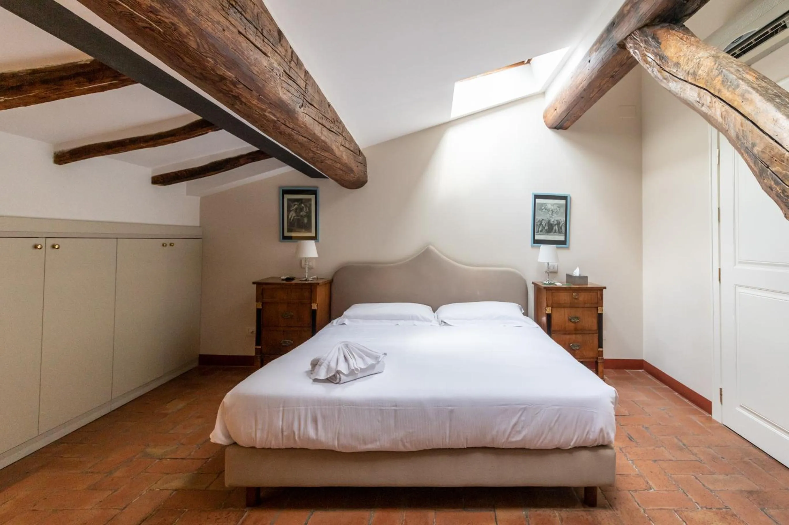 Bed in Casa Isolani Charms Rooms Santo Stefano
