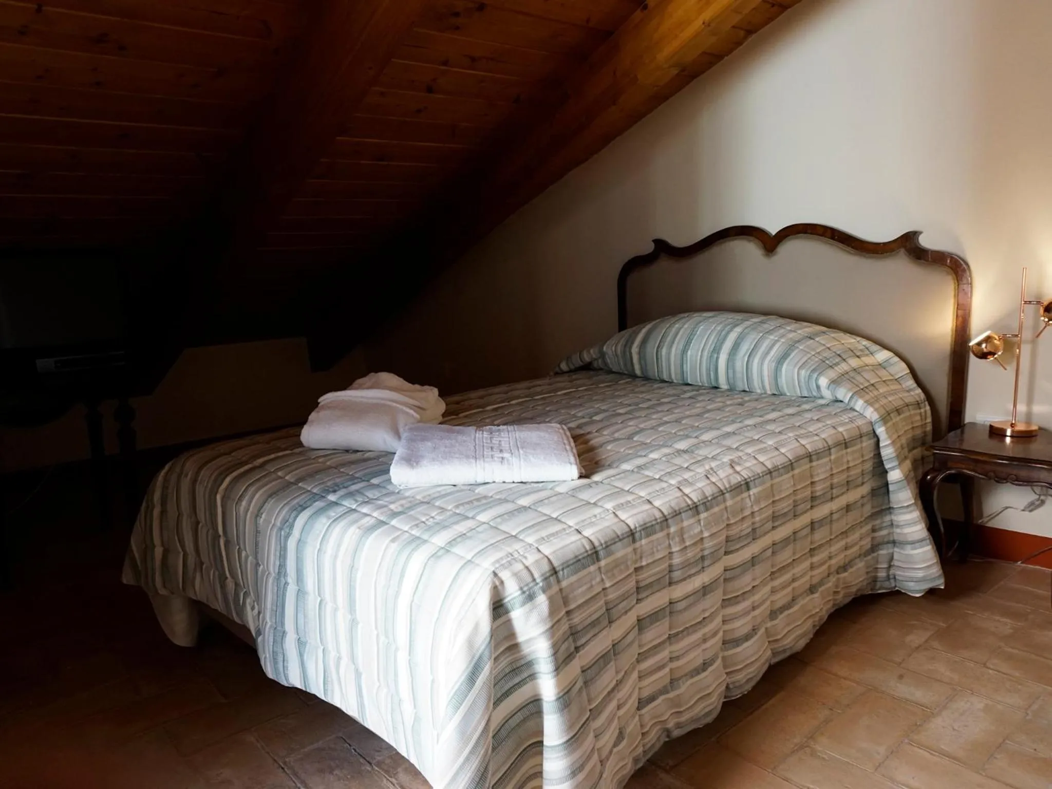 Bed in Casa Isolani Charms Rooms Santo Stefano