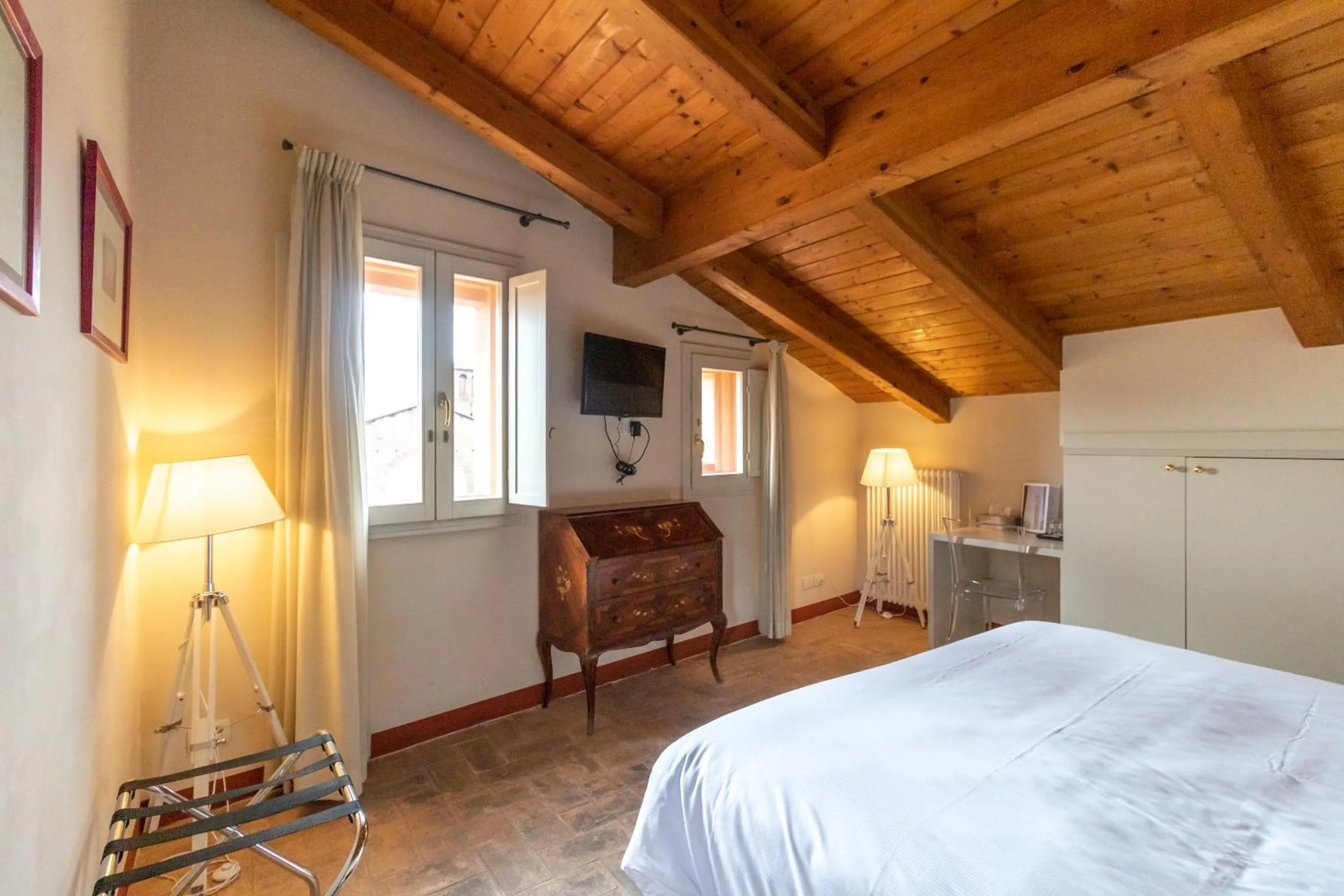 Bed in Casa Isolani Charms Rooms Santo Stefano