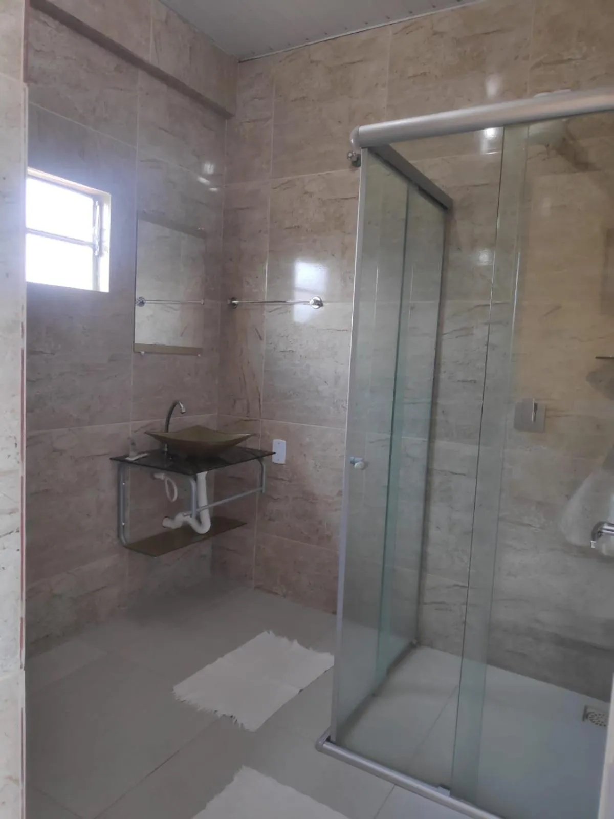 Shower in Hotel Concha do Mar