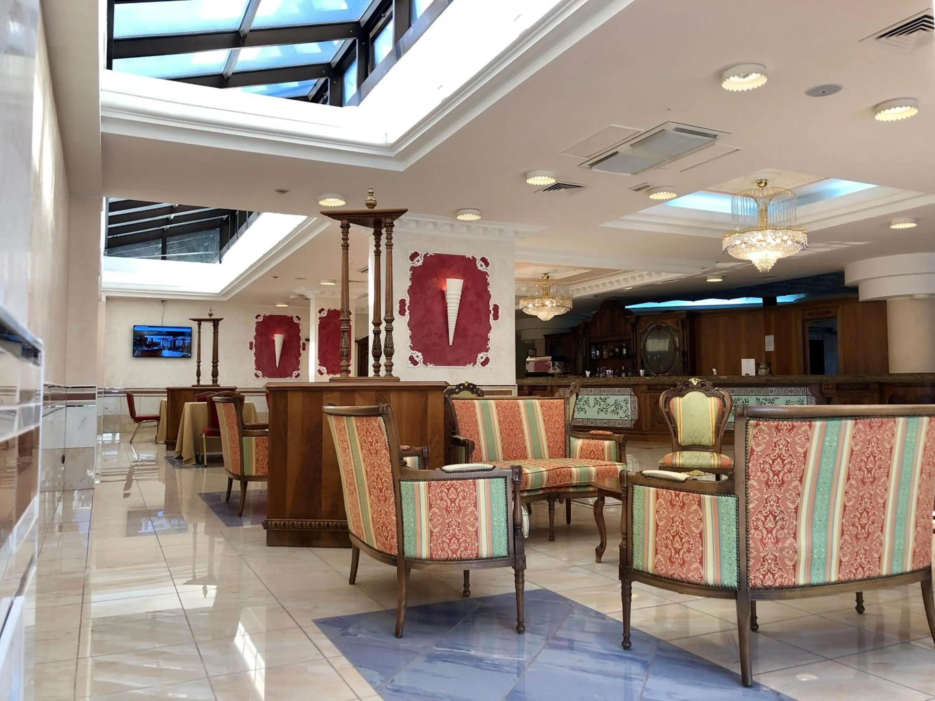 Communal lounge/ TV room in San Giovanni Rotondo Palace - Alihotels