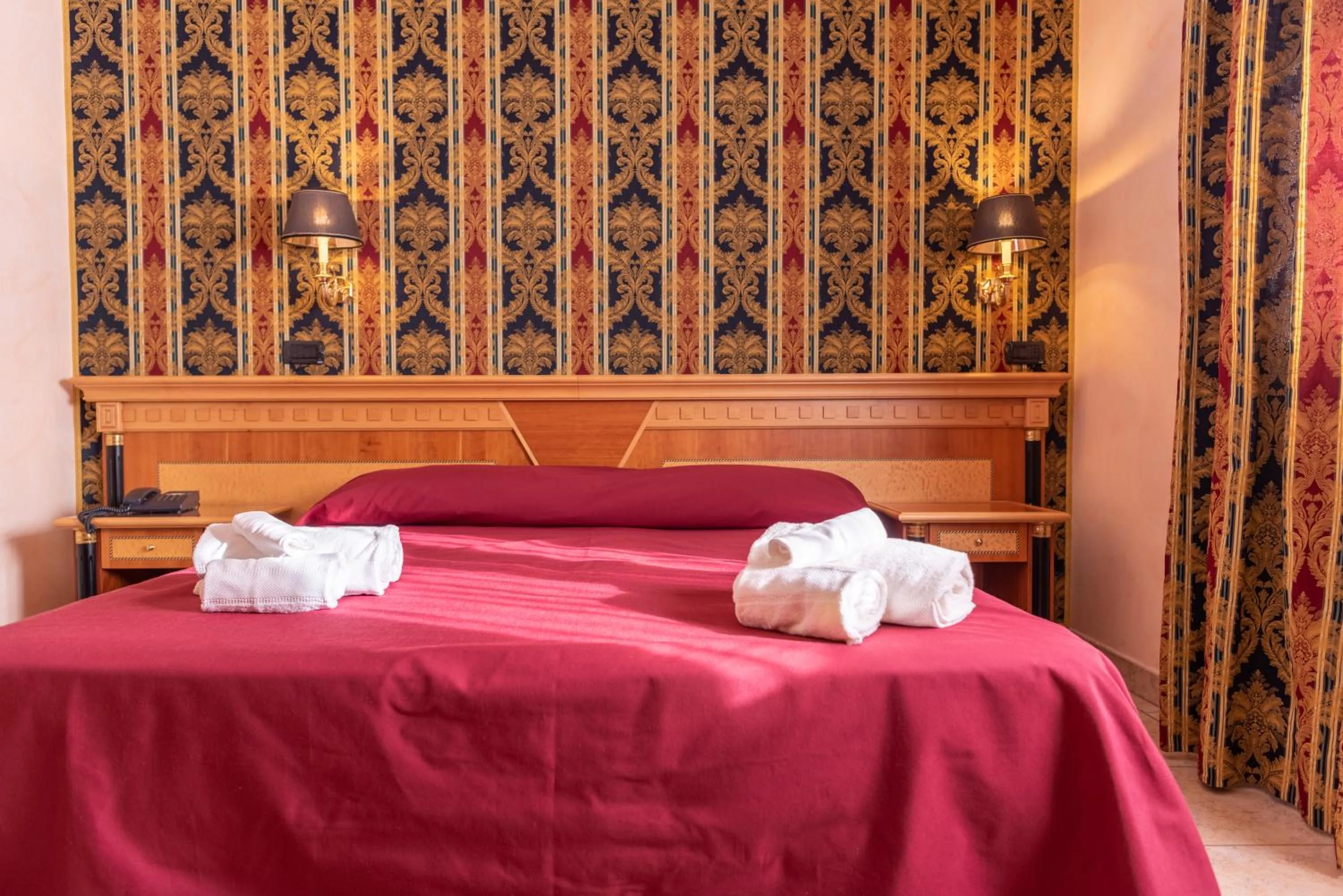 Bed in San Giovanni Rotondo Palace - Alihotels