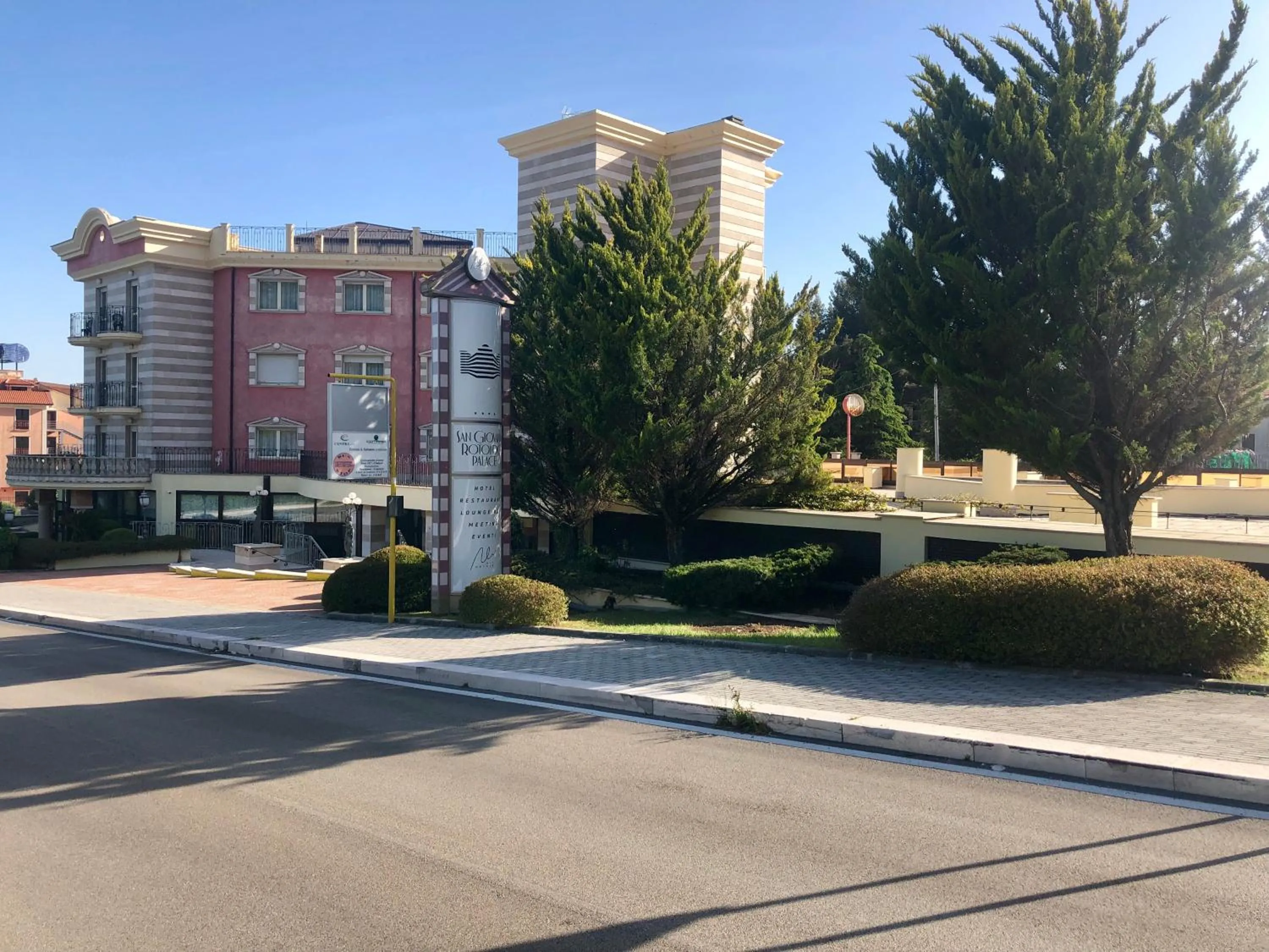 Facade/entrance in San Giovanni Rotondo Palace - Alihotels
