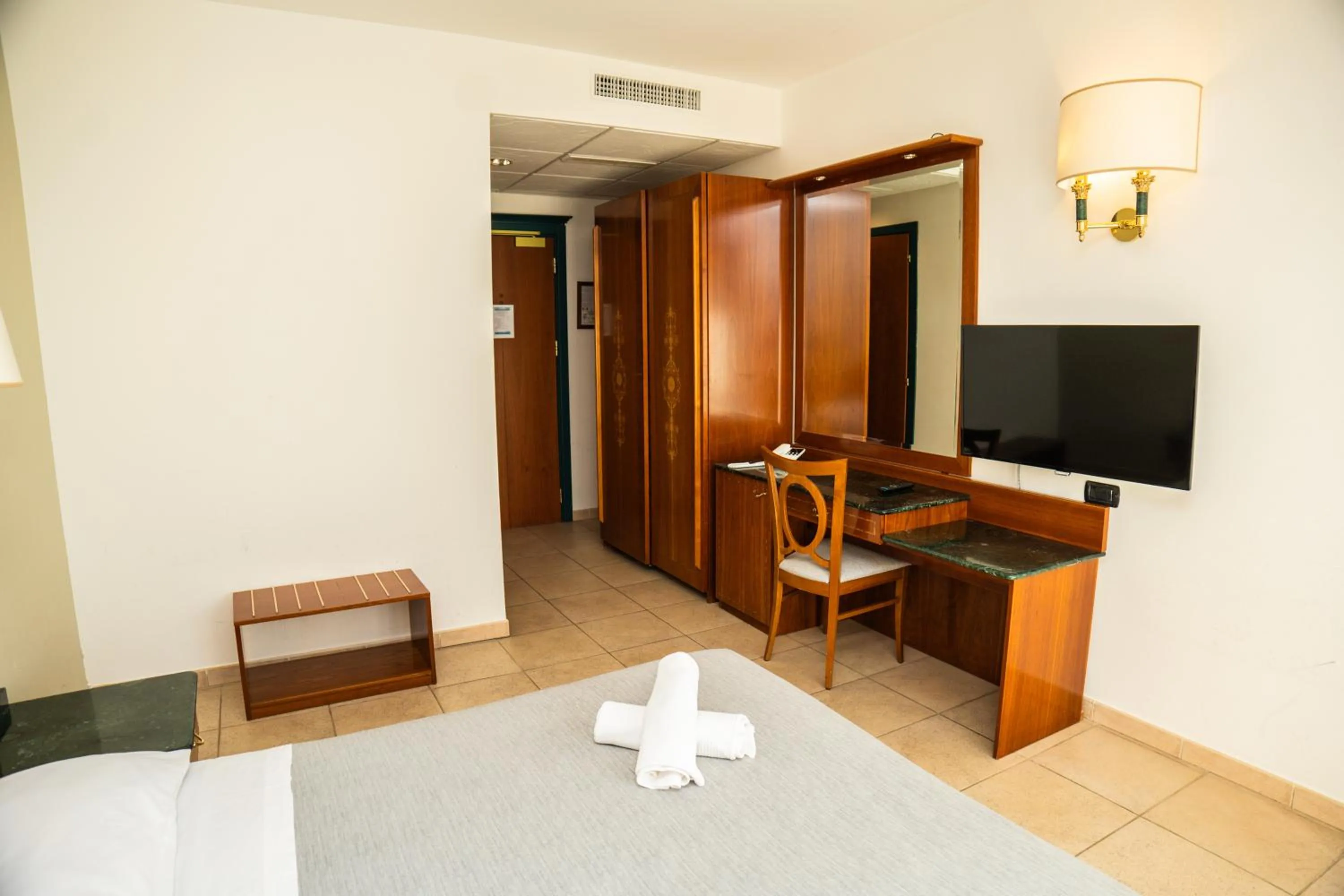 Photo of the whole room in San Giovanni Rotondo Palace - Alihotels