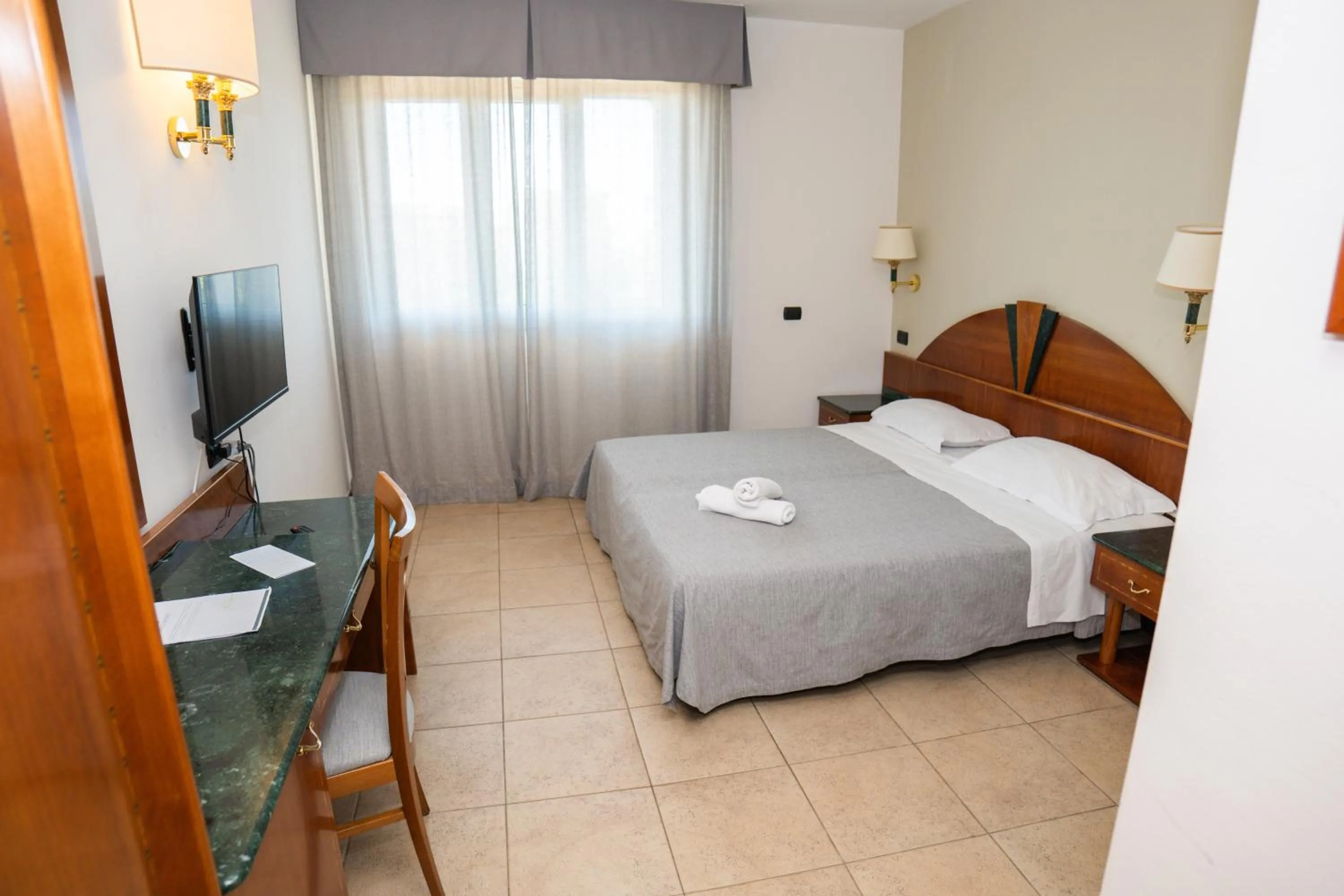 Bedroom, Bed in San Giovanni Rotondo Palace - Alihotels