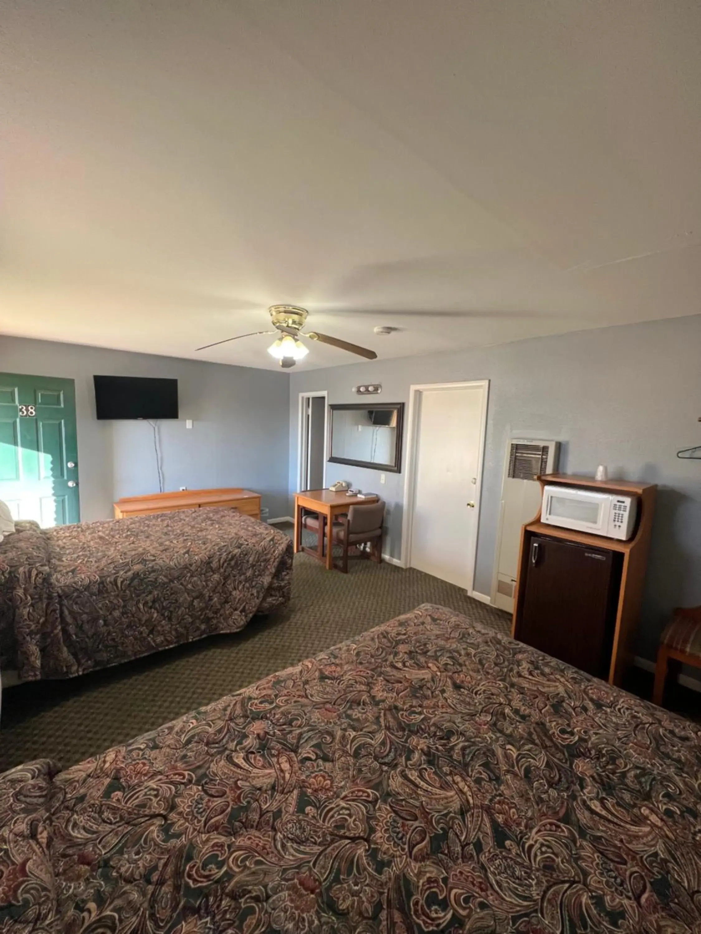 Economy Triple Room with Shared Bathroom in Western Motel Economy Triple Room with Shared Bathroom in Western Motel