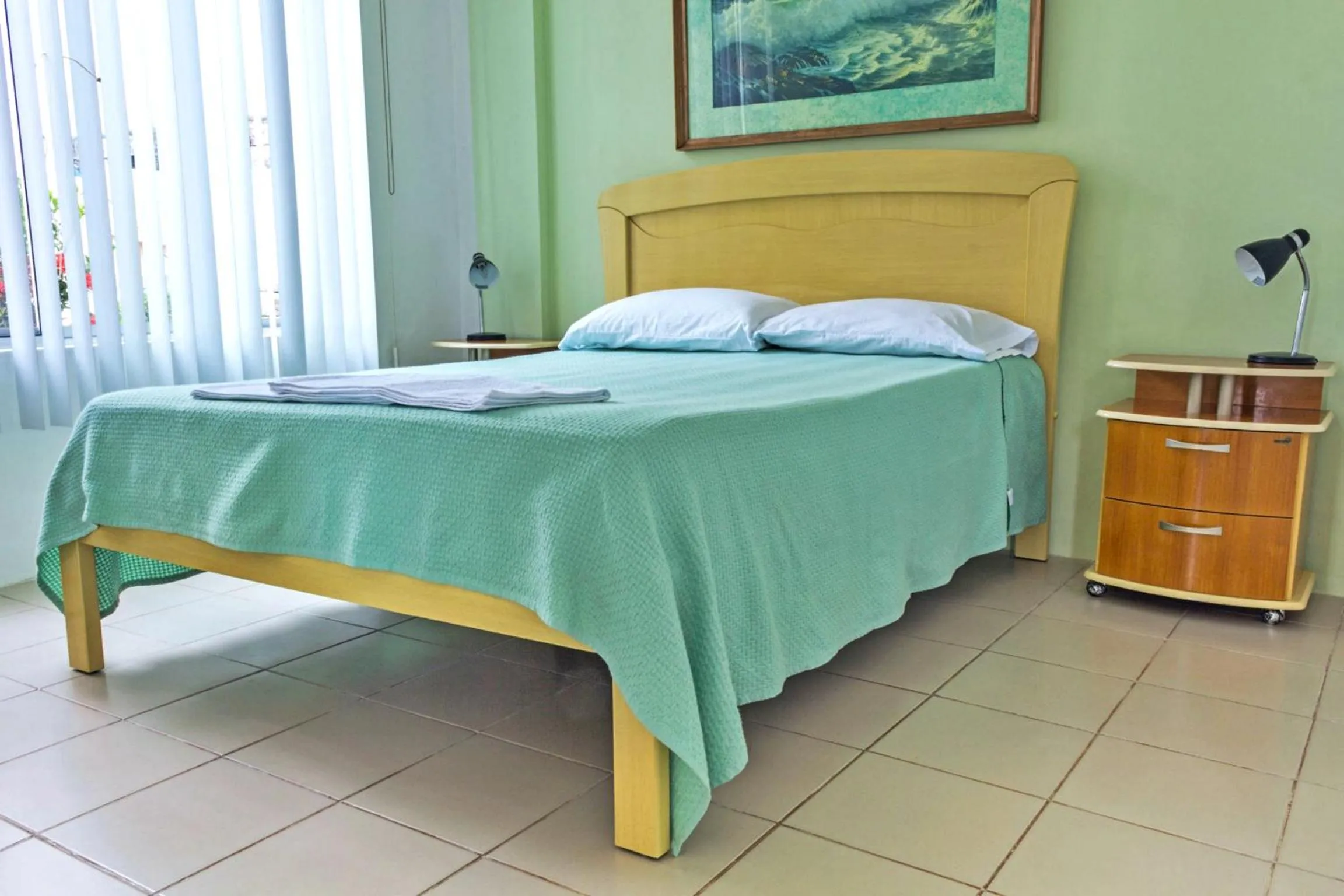 Photo of the whole room, Bed in Oceanic Lodge