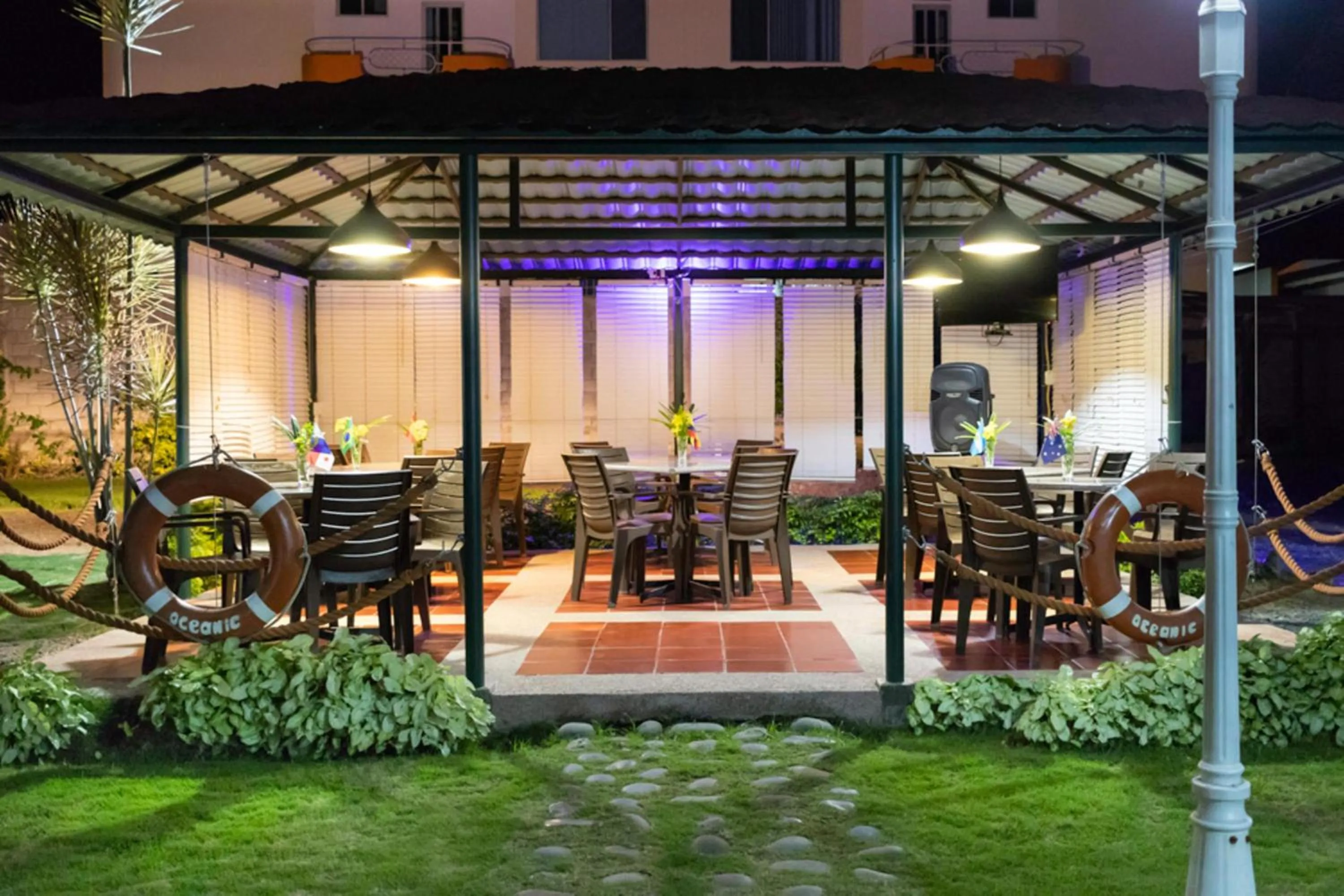 Restaurant/places to eat in Oceanic Lodge