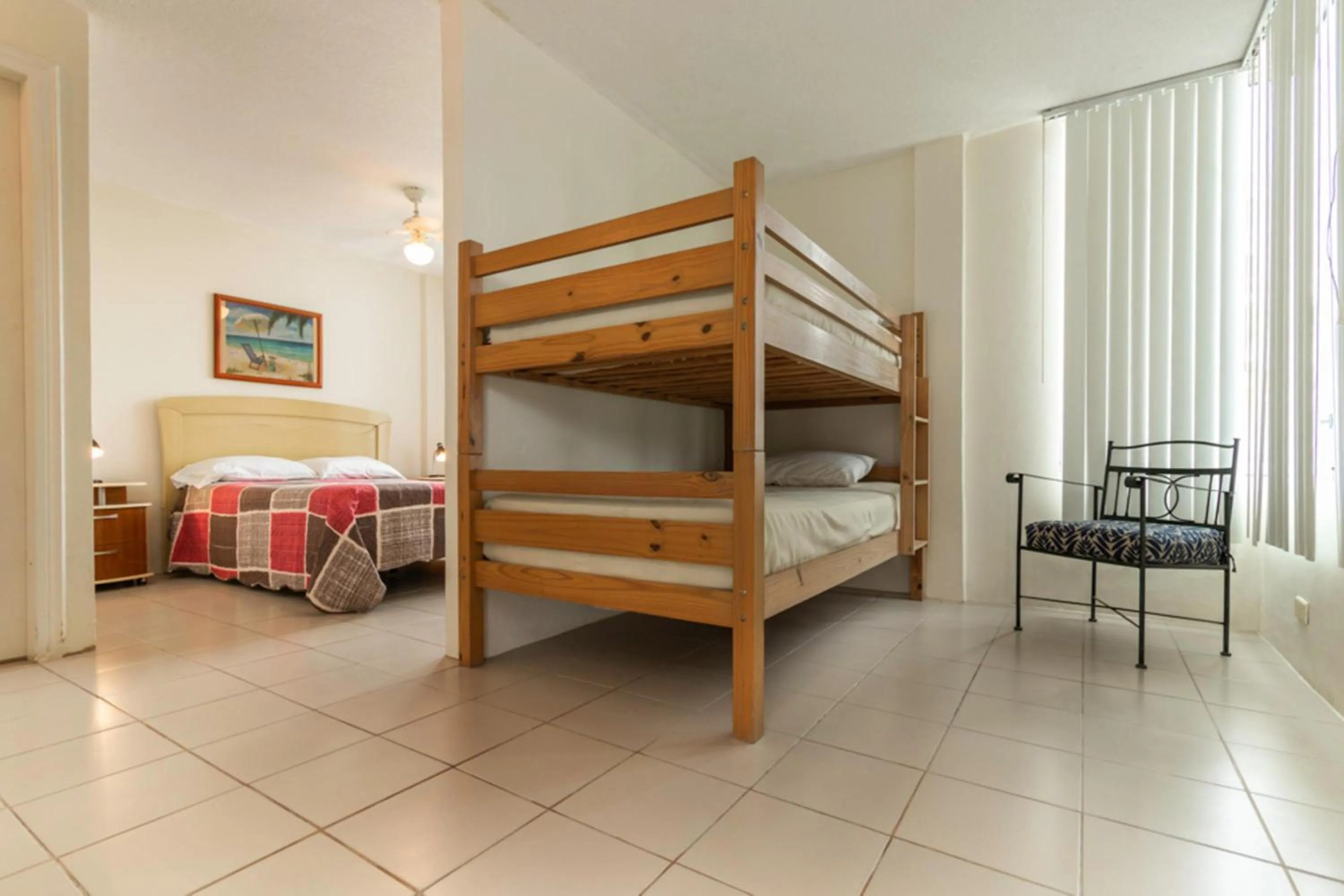 Photo of the whole room, Bed in Oceanic Lodge