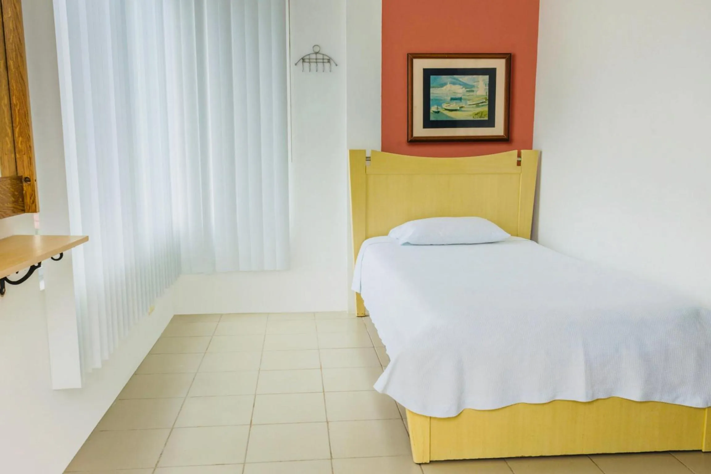 Photo of the whole room, Bed in Oceanic Lodge