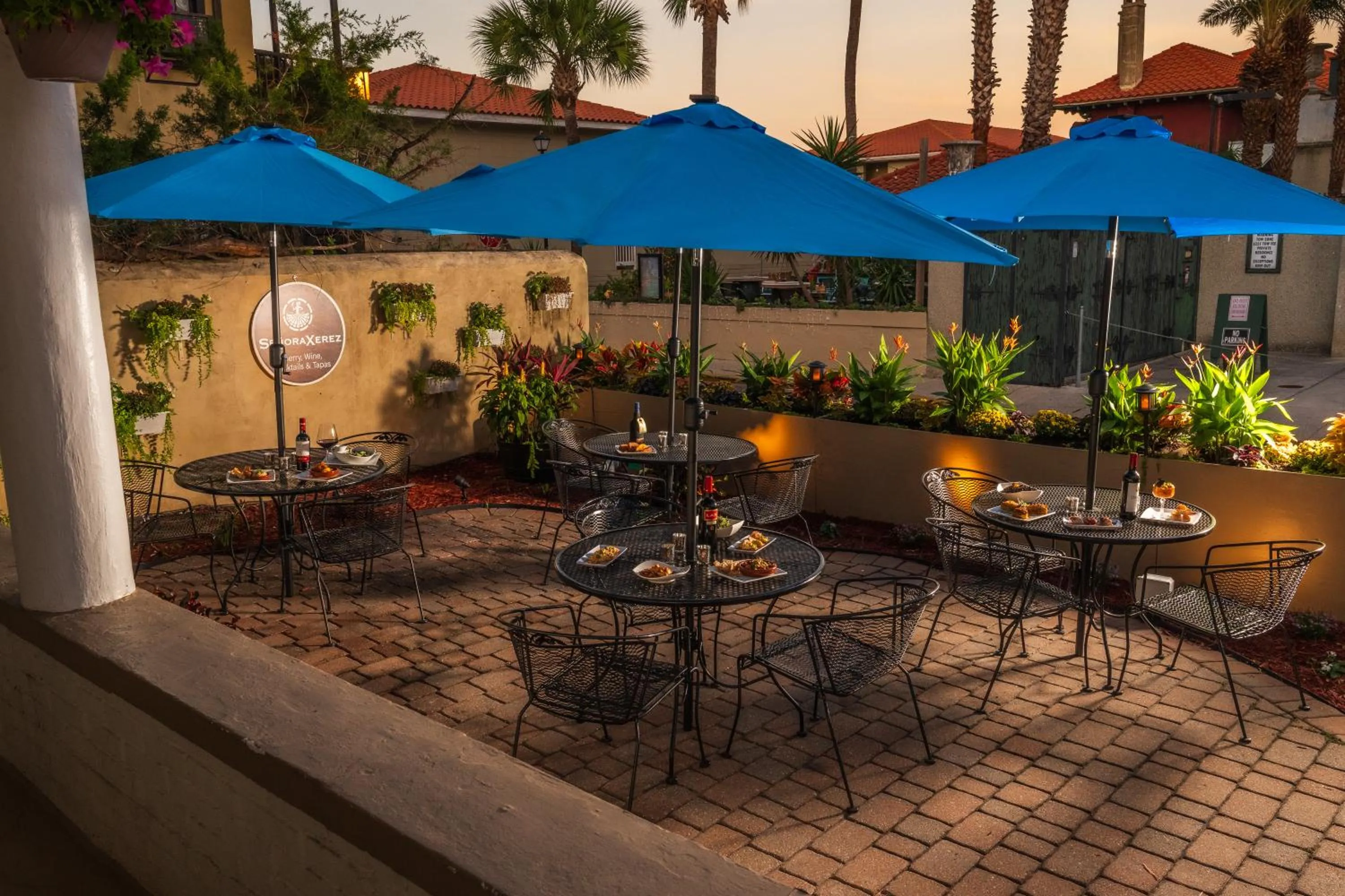 Lounge or bar in Inn on Charlotte Boutique Hotel