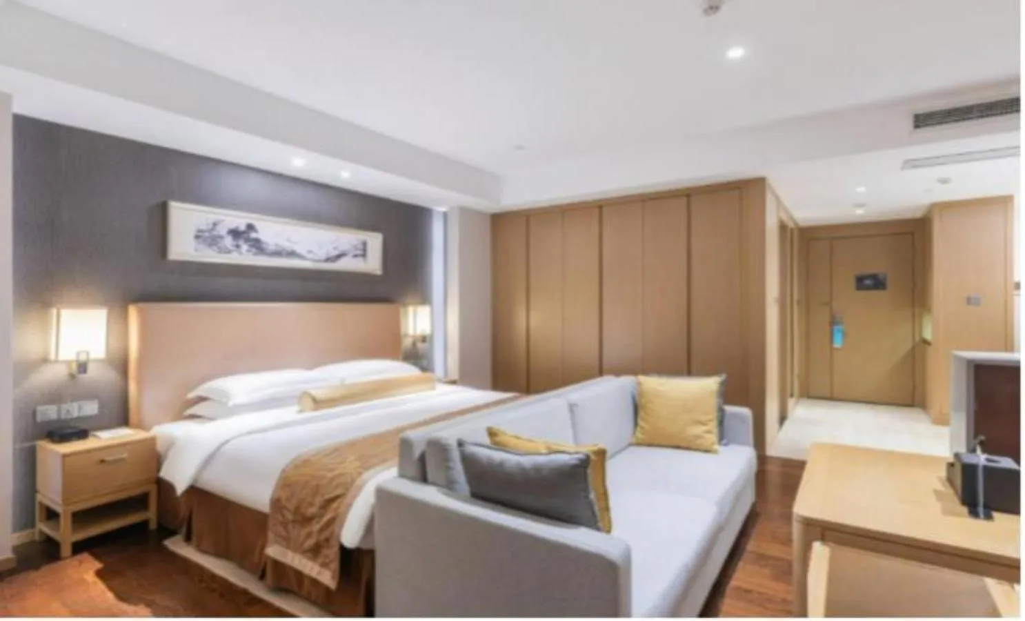 Photo of the whole room, Bed in Somerset Yangtze River Chongqing