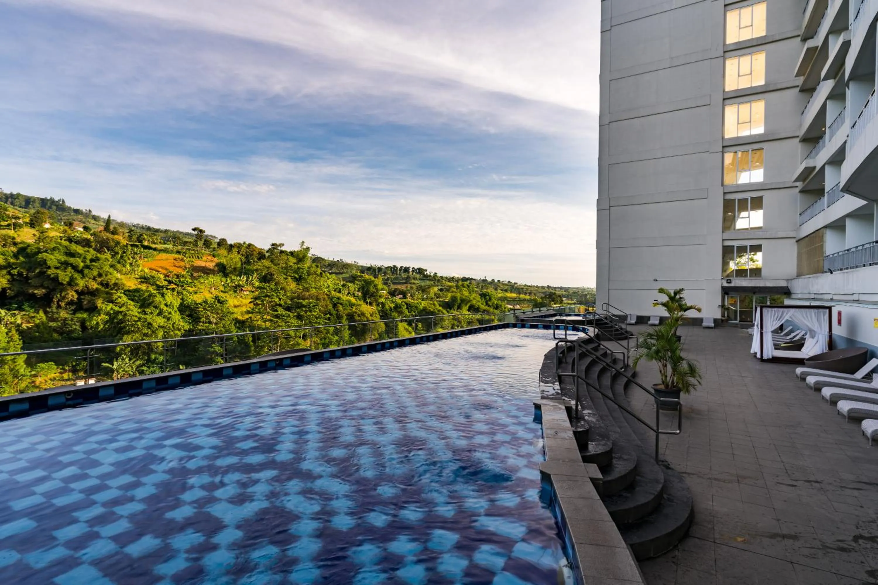 Swimming pool in Le Eminence Puncak Hotel Convention & Resort