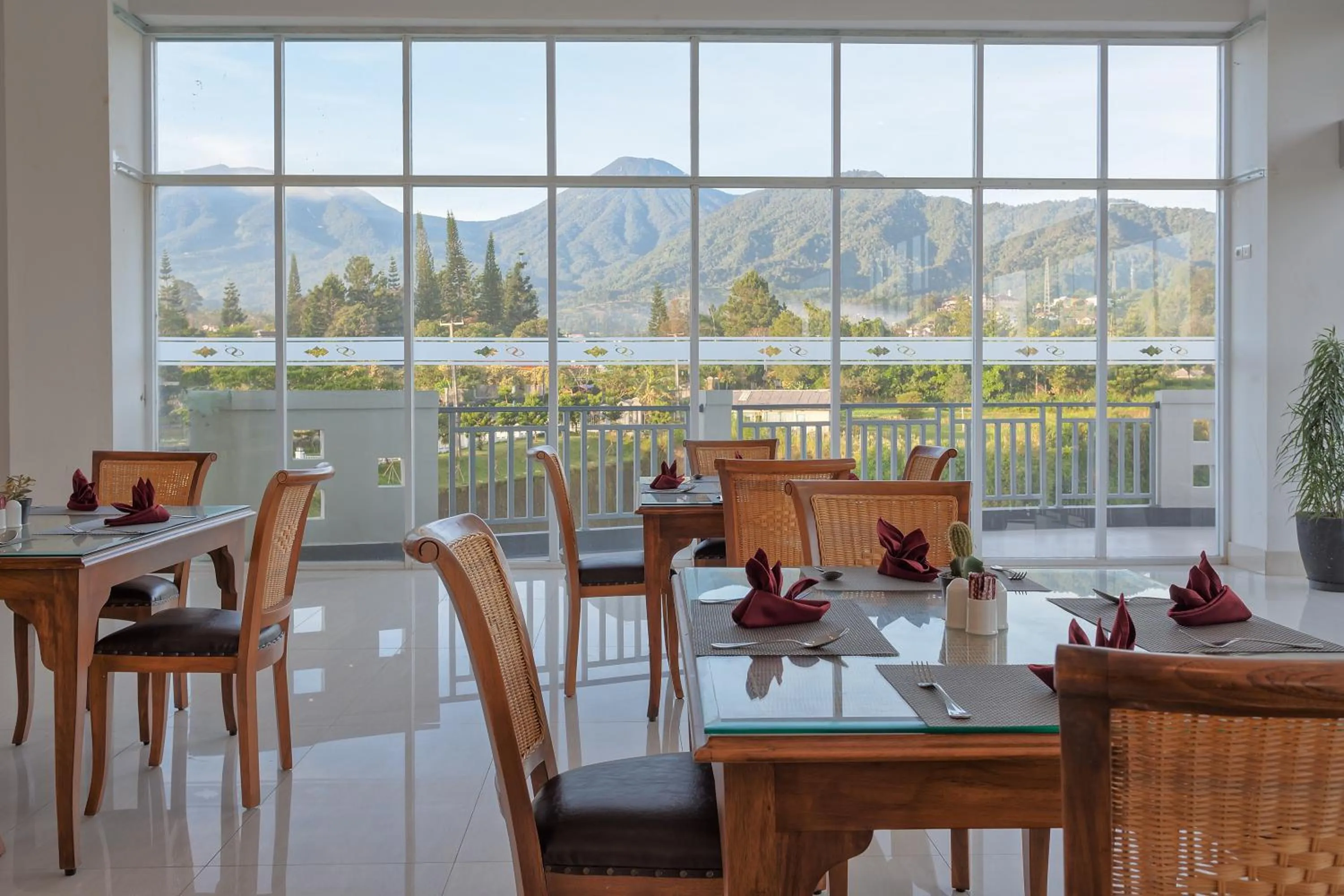 Restaurant/places to eat in Le Eminence Puncak Hotel Convention & Resort