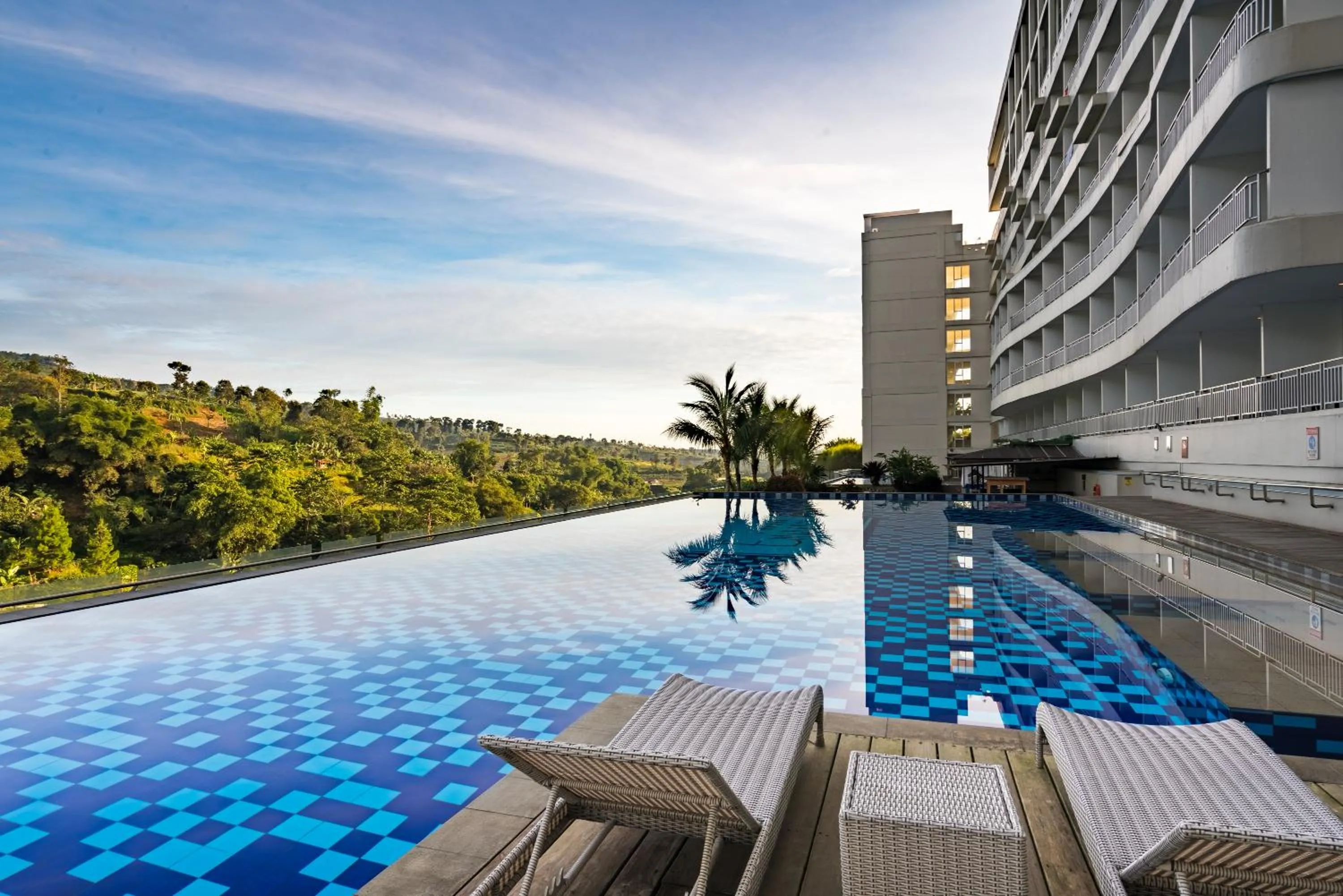 Swimming pool in Le Eminence Puncak Hotel Convention & Resort