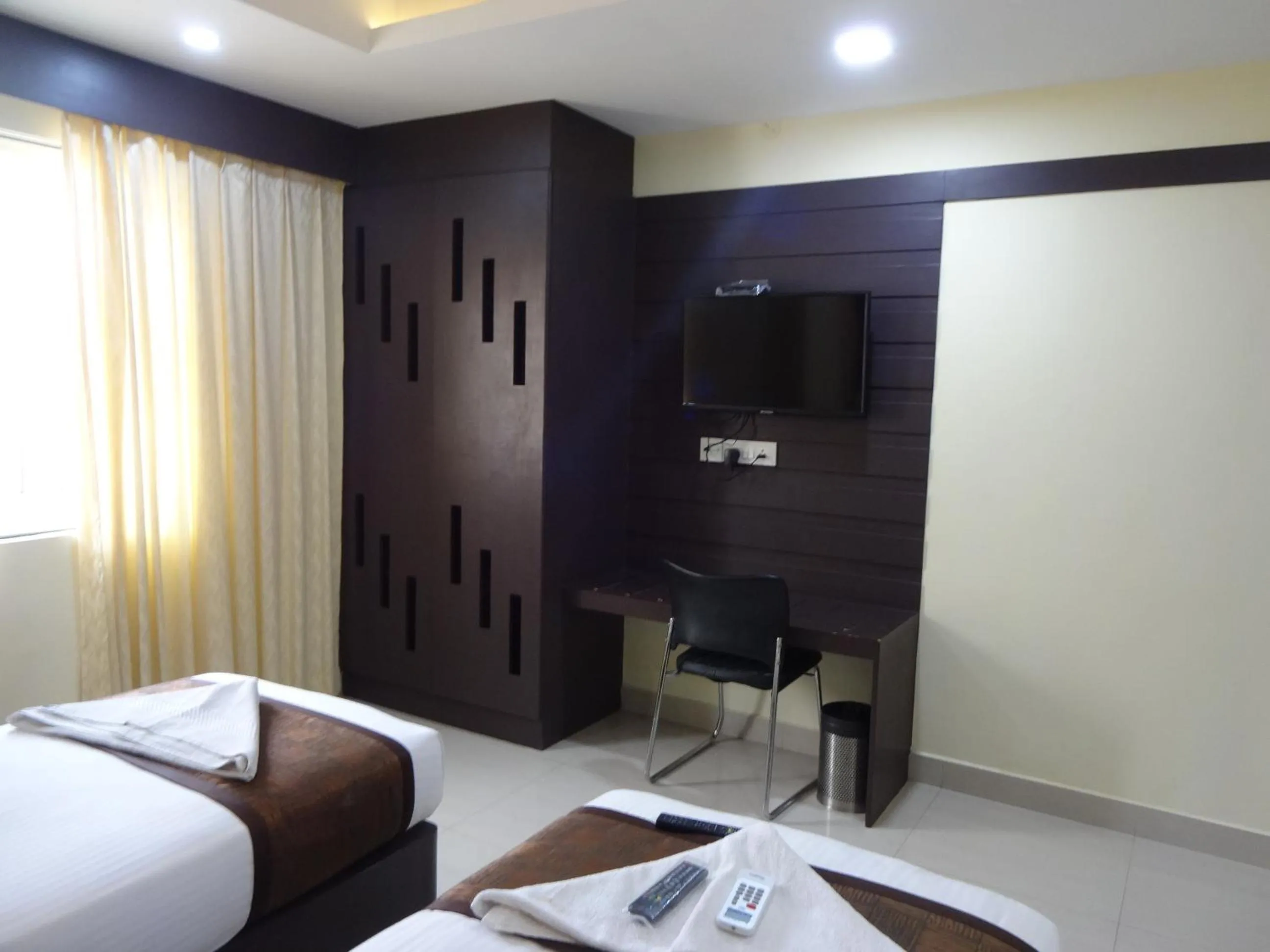 Communal lounge/ TV room, Bed in Hotel White Mount