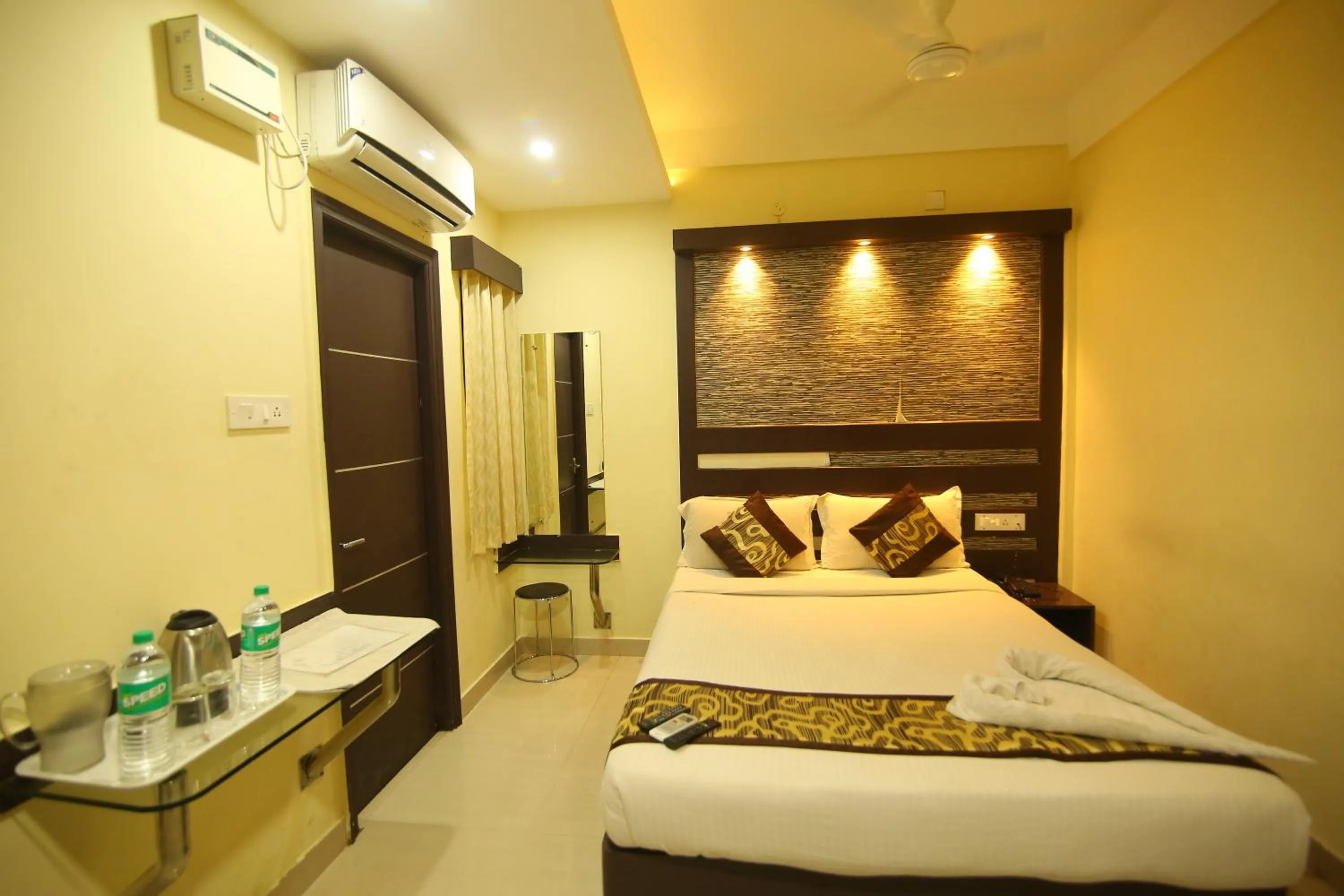 Photo of the whole room, Bed in Hotel White Mount