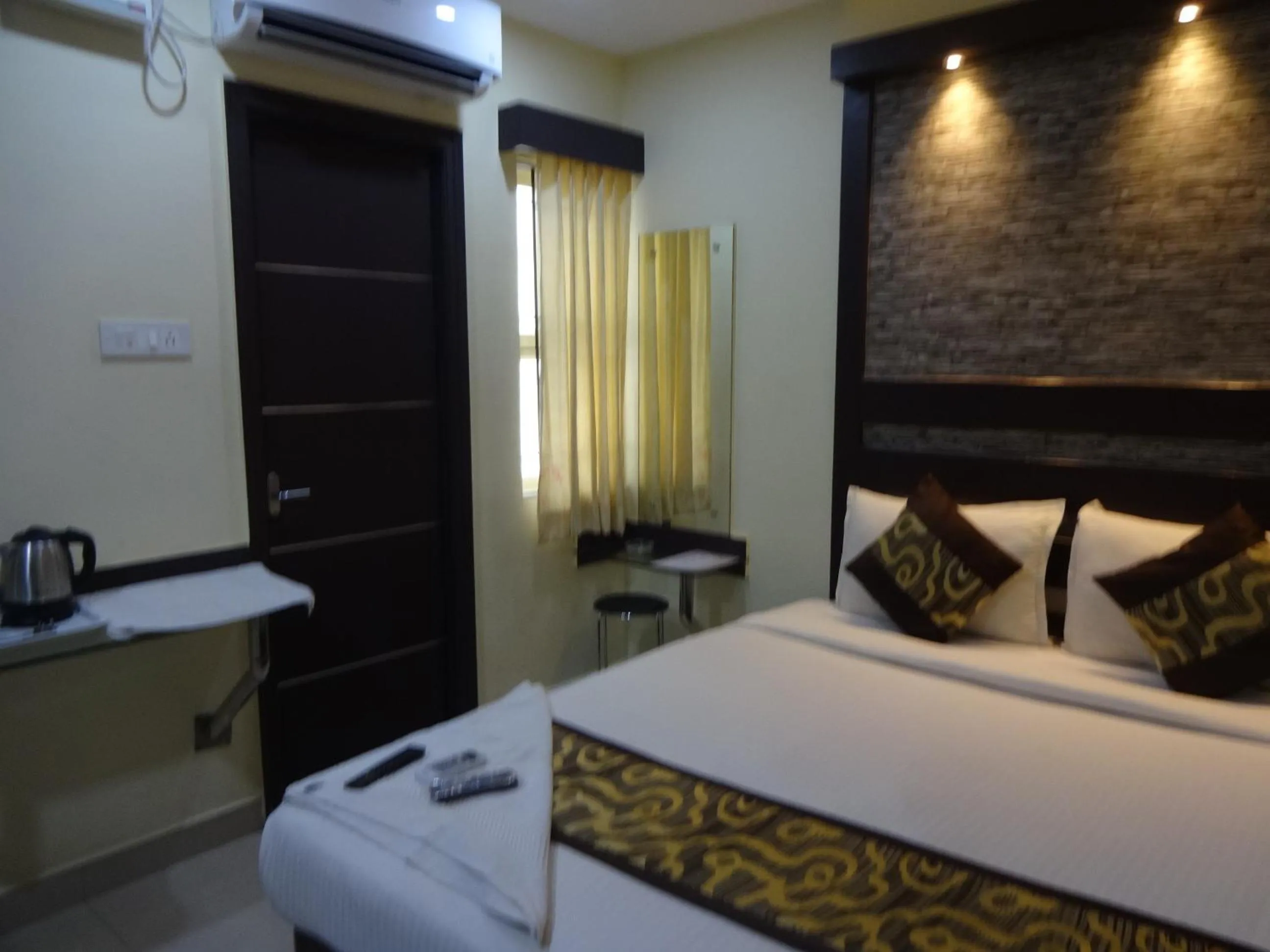 Photo of the whole room, Bed in Hotel White Mount