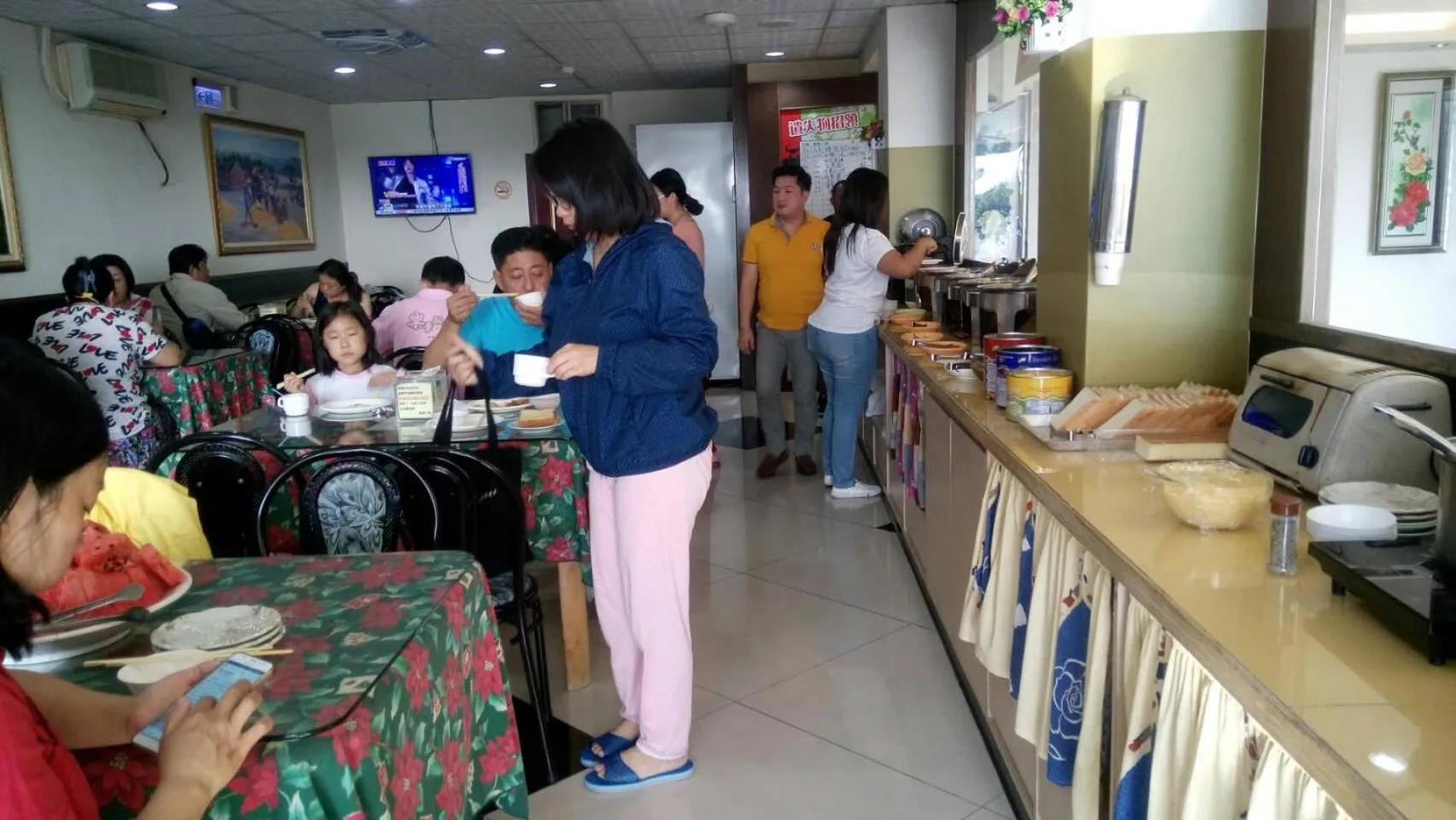 Restaurant/places to eat in Puti Commercial Hotel