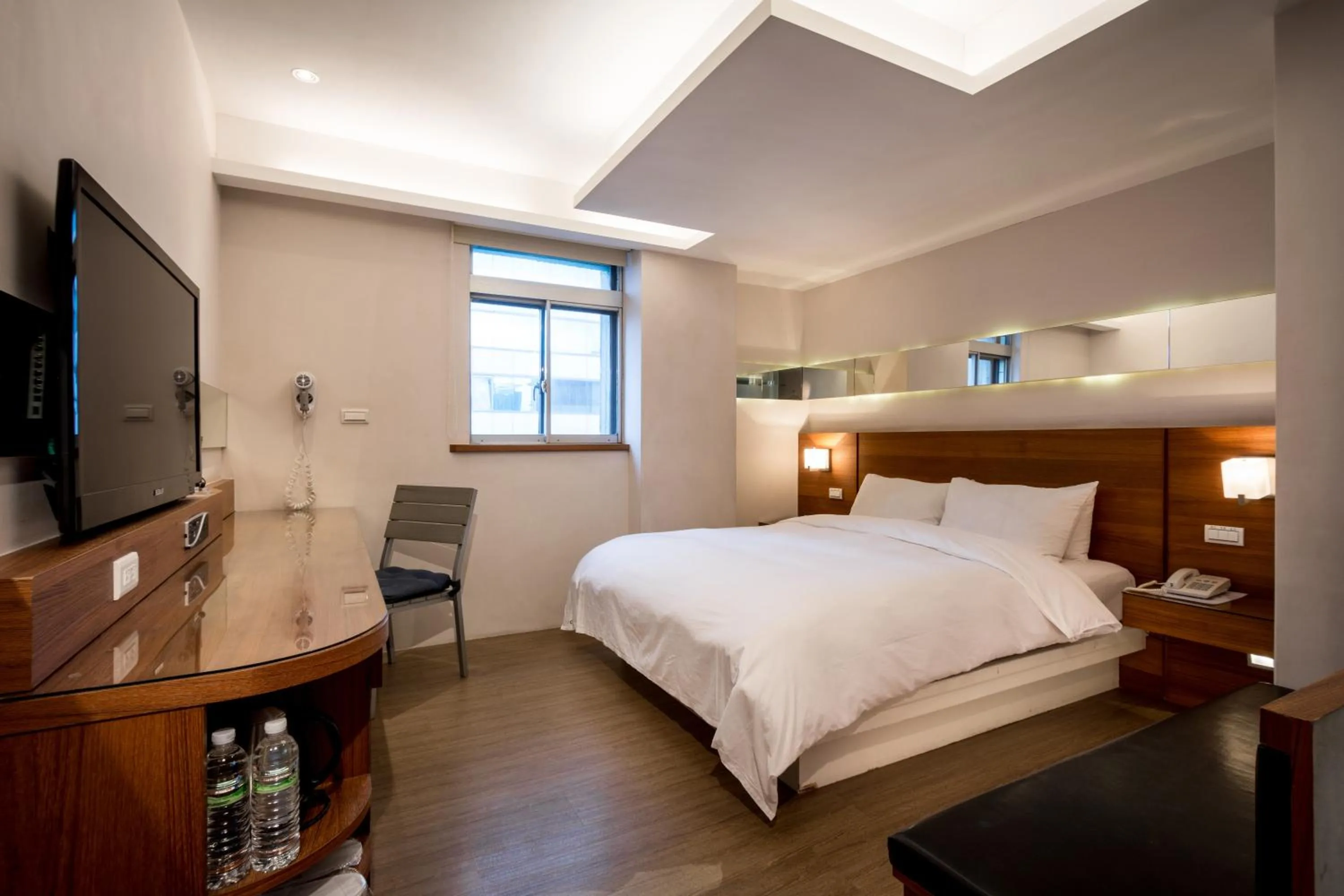 Photo of the whole room, Bed in Royal Garden Hotel