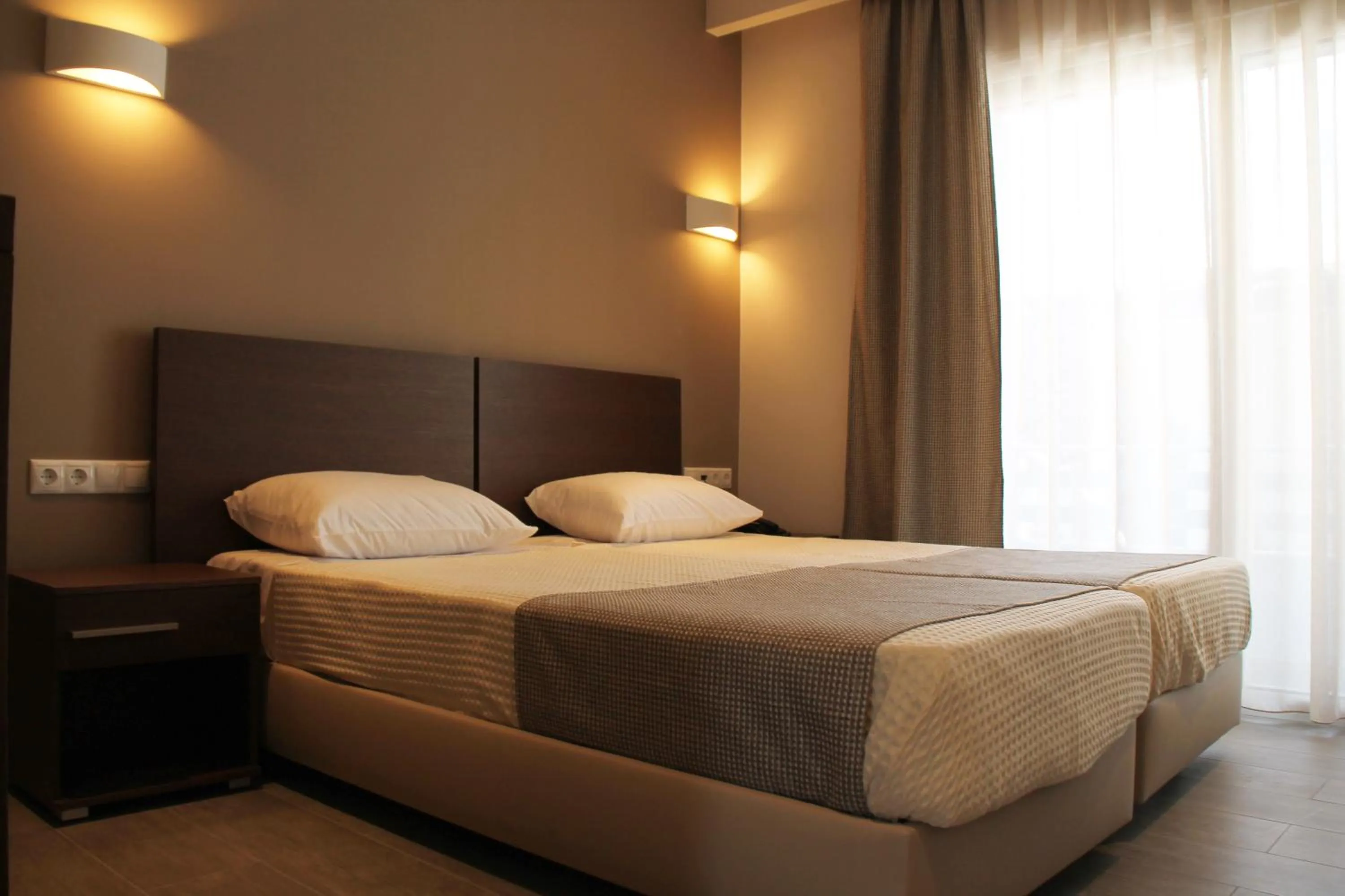 Photo of the whole room, Bed in Angels