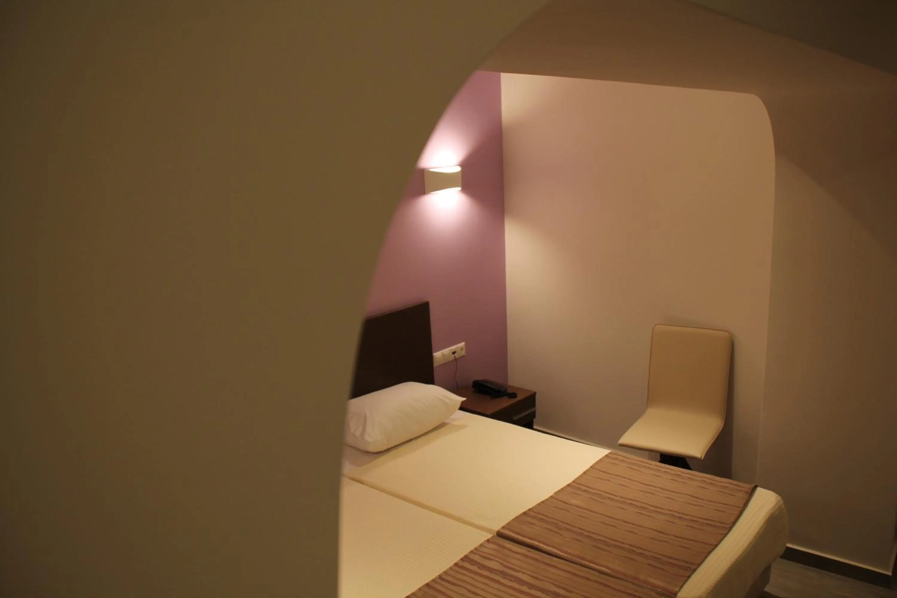 Photo of the whole room, Bed in Angels