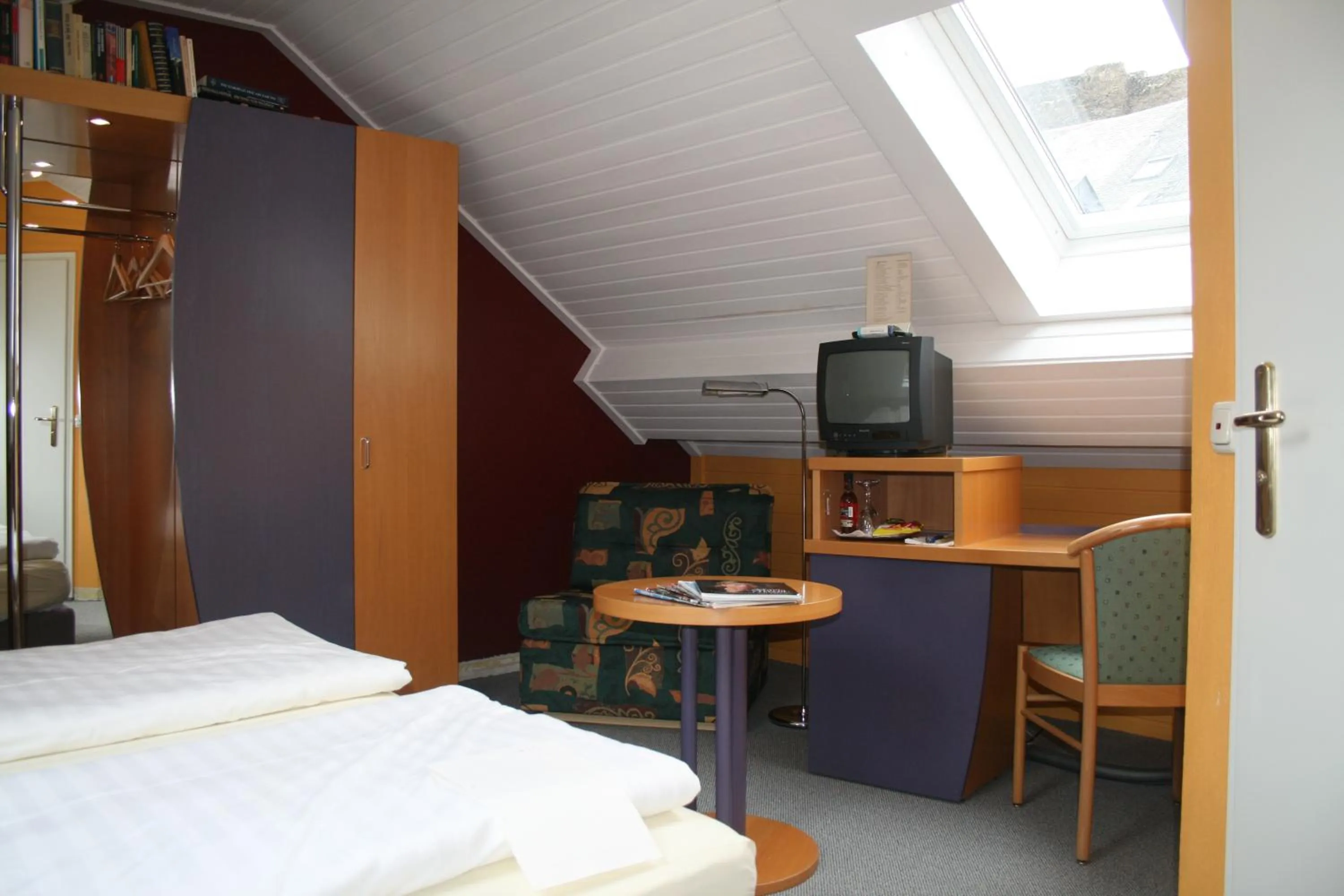 Library, Bed in Logis Gourmet & Relax Wellness Hotel De La Sure