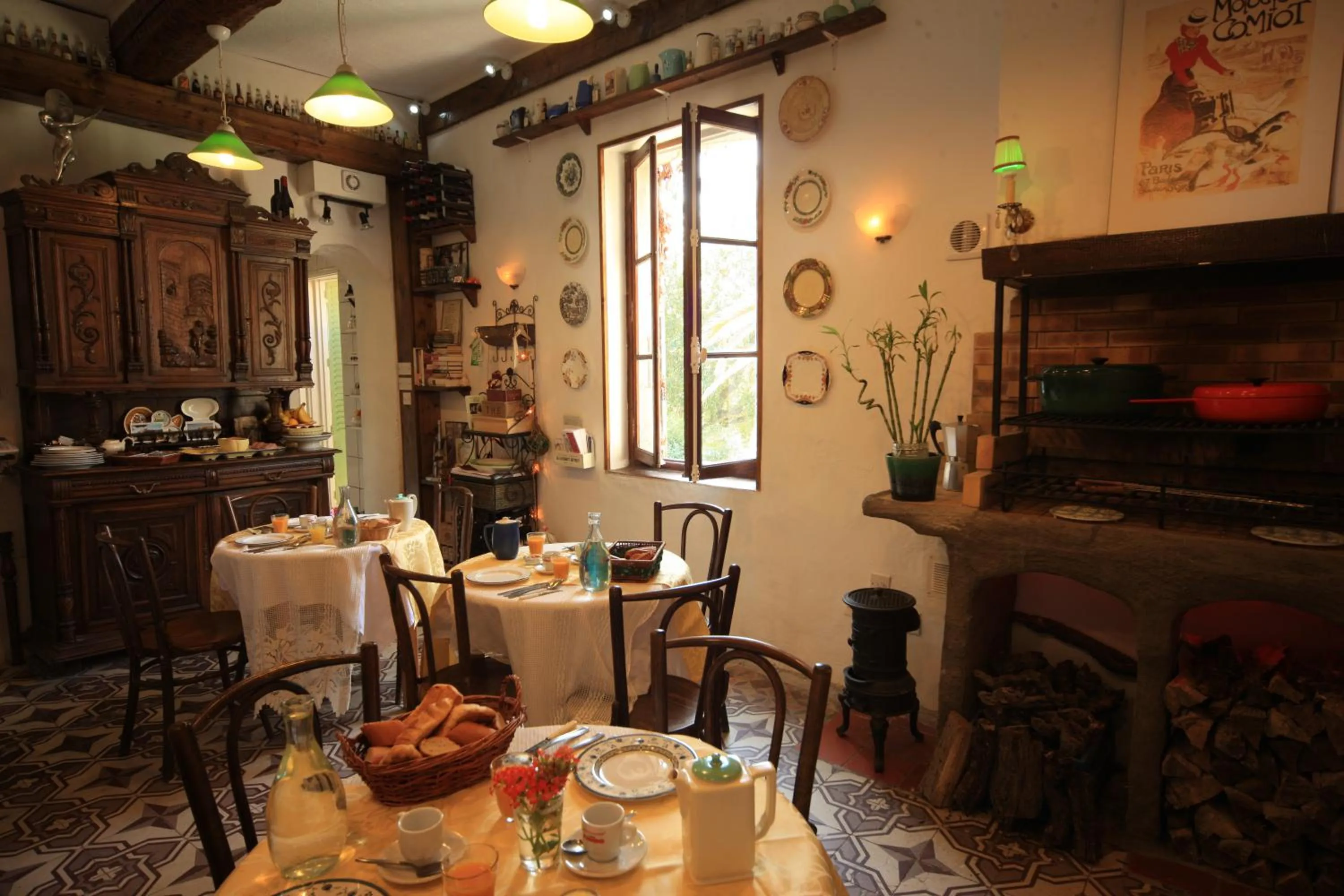 Food and drinks in Maison De L'Orb