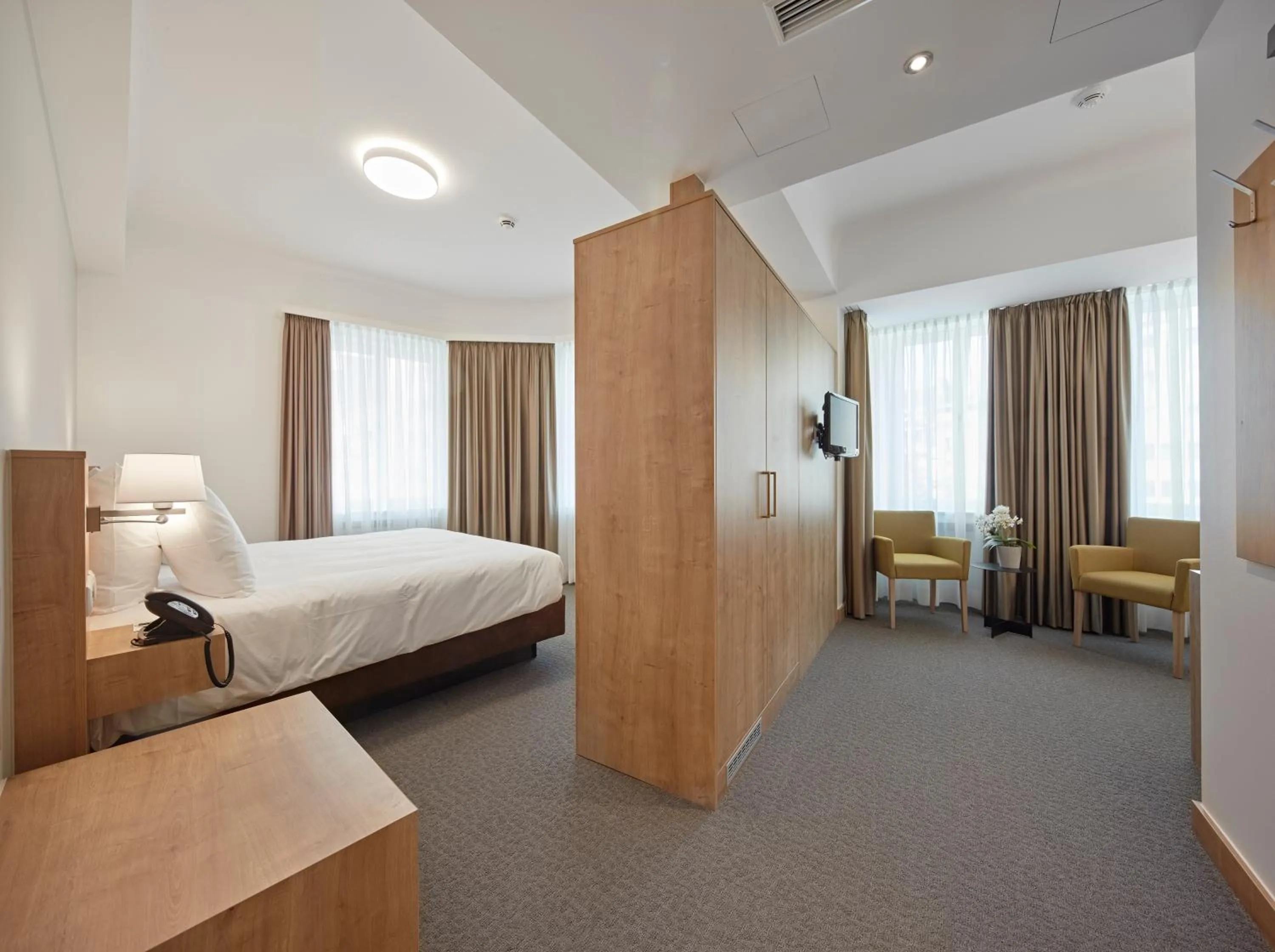 Bedroom, Bed in City Hotel