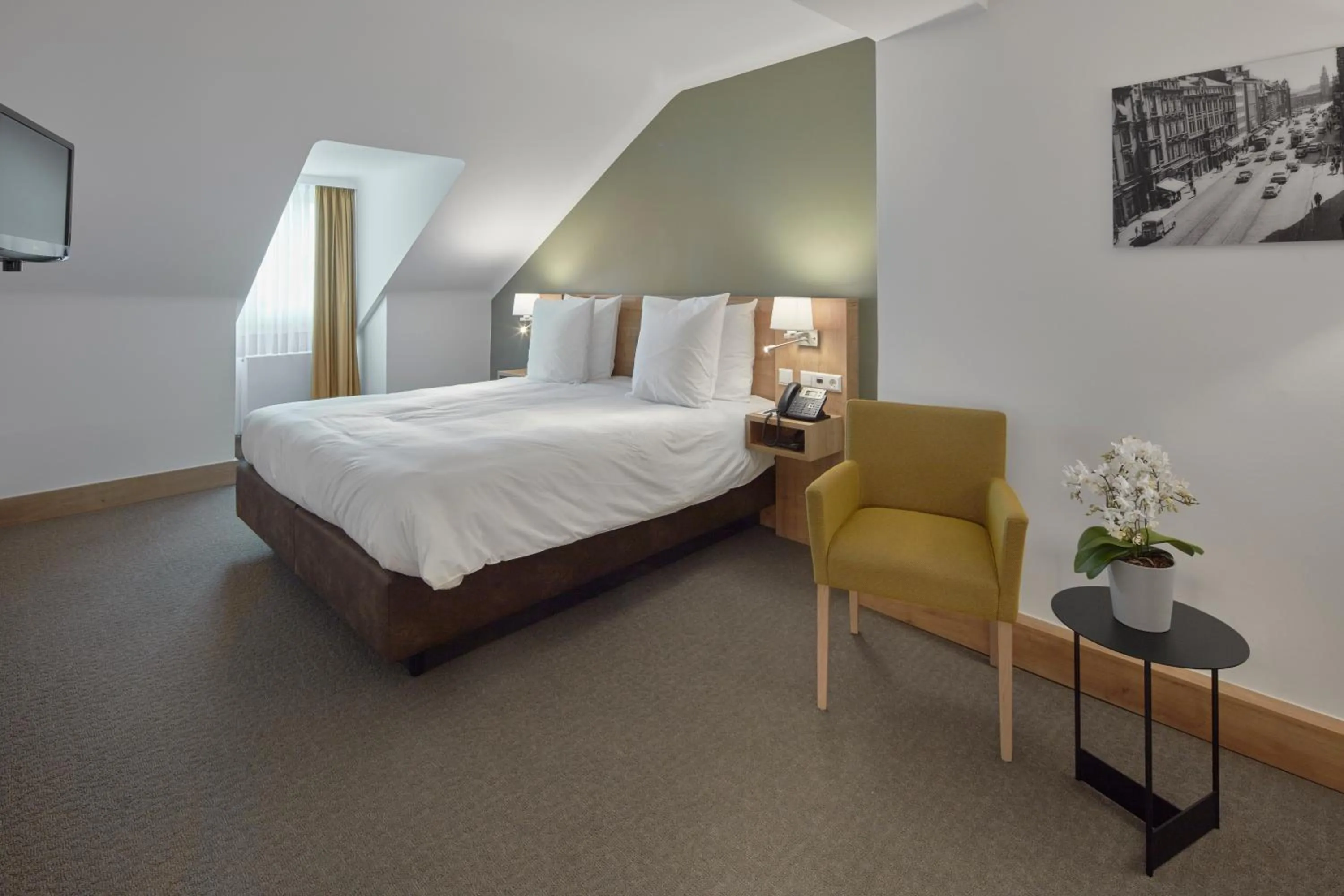 Bedroom, Bed in City Hotel