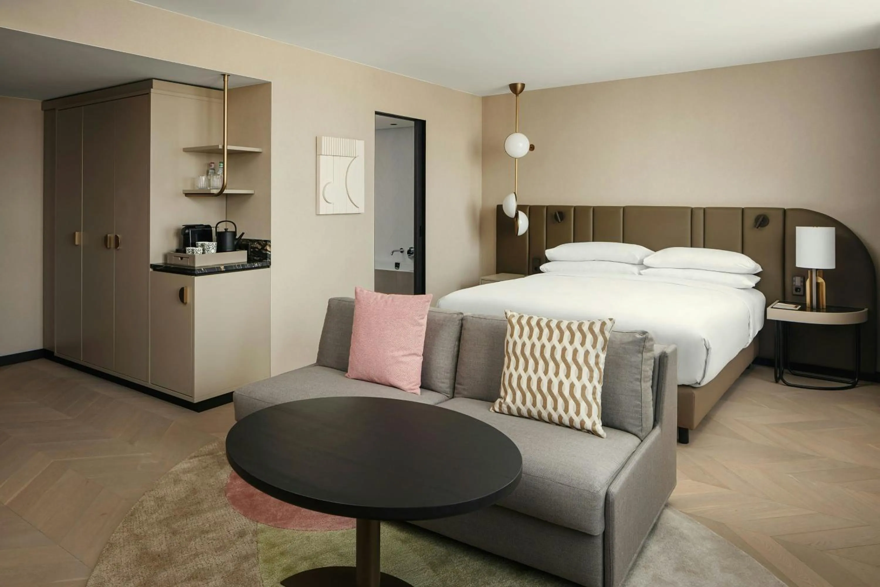 Living room, Bed in Luxembourg Marriott Hotel Alfa