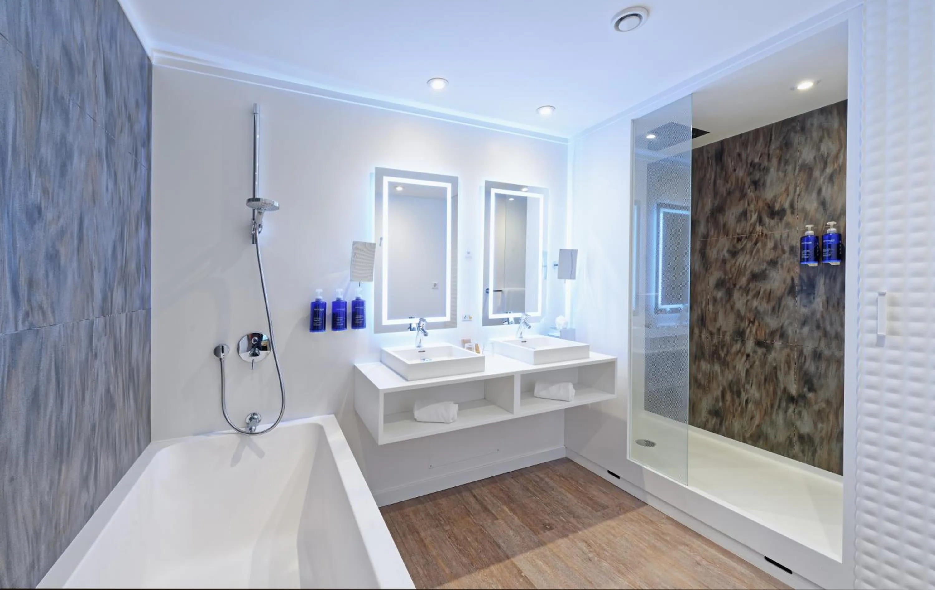 Shower in Novotel Luxembourg Kirchberg