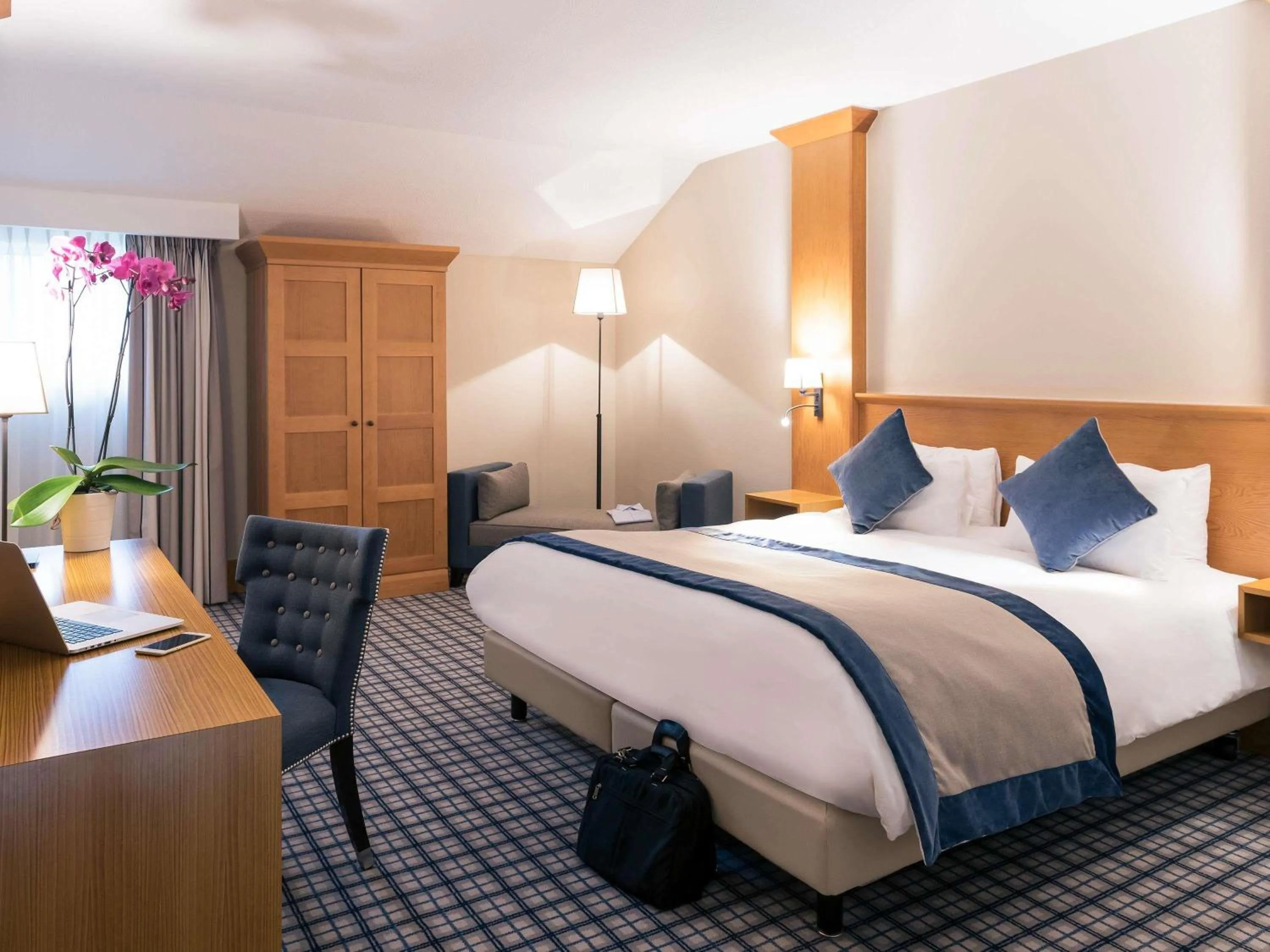 Property building, Bed in Mercure Luxembourg Kikuoka Golf & Spa