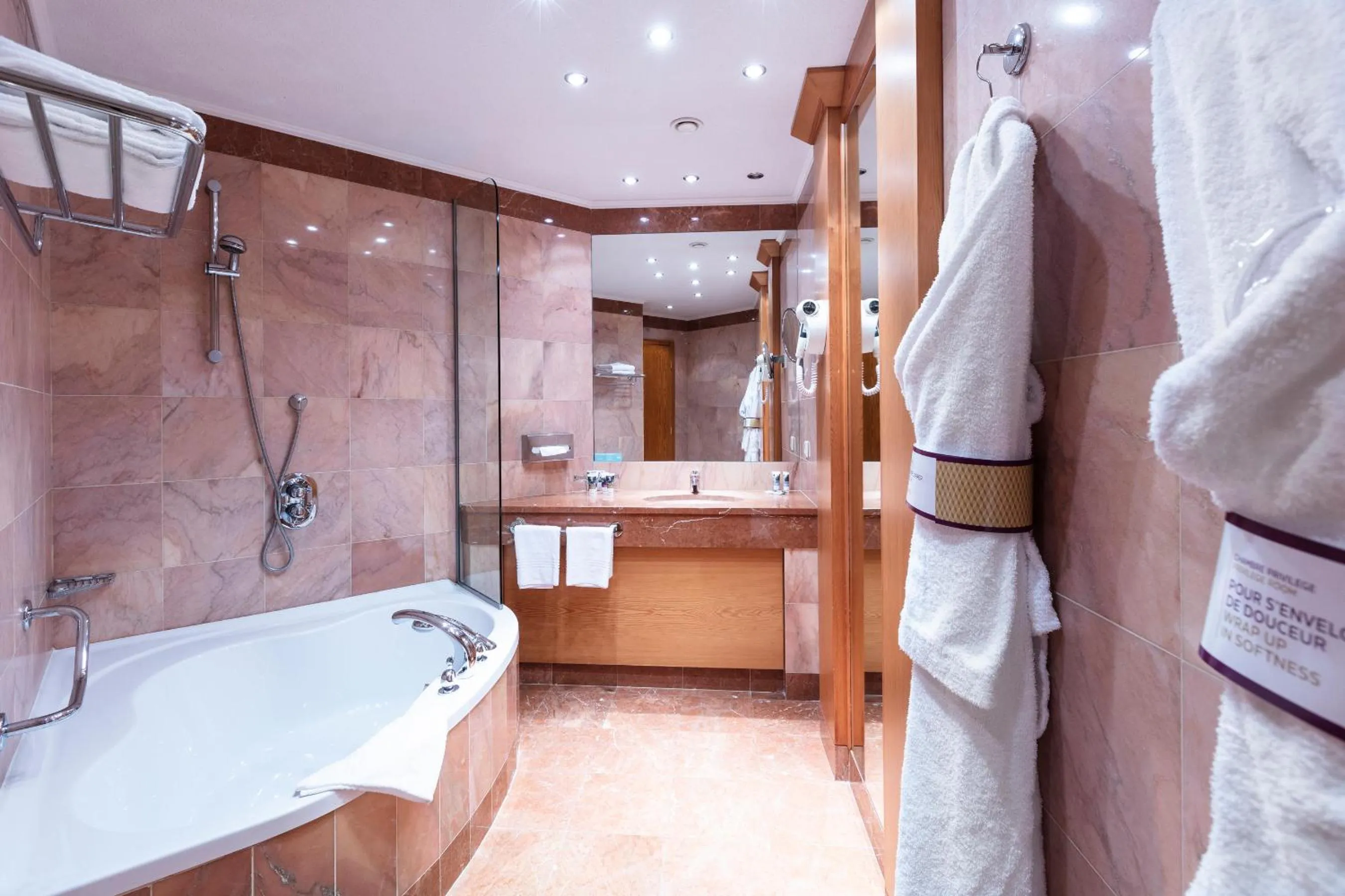 Bathroom, Bed in Mercure Luxembourg Kikuoka Golf & Spa