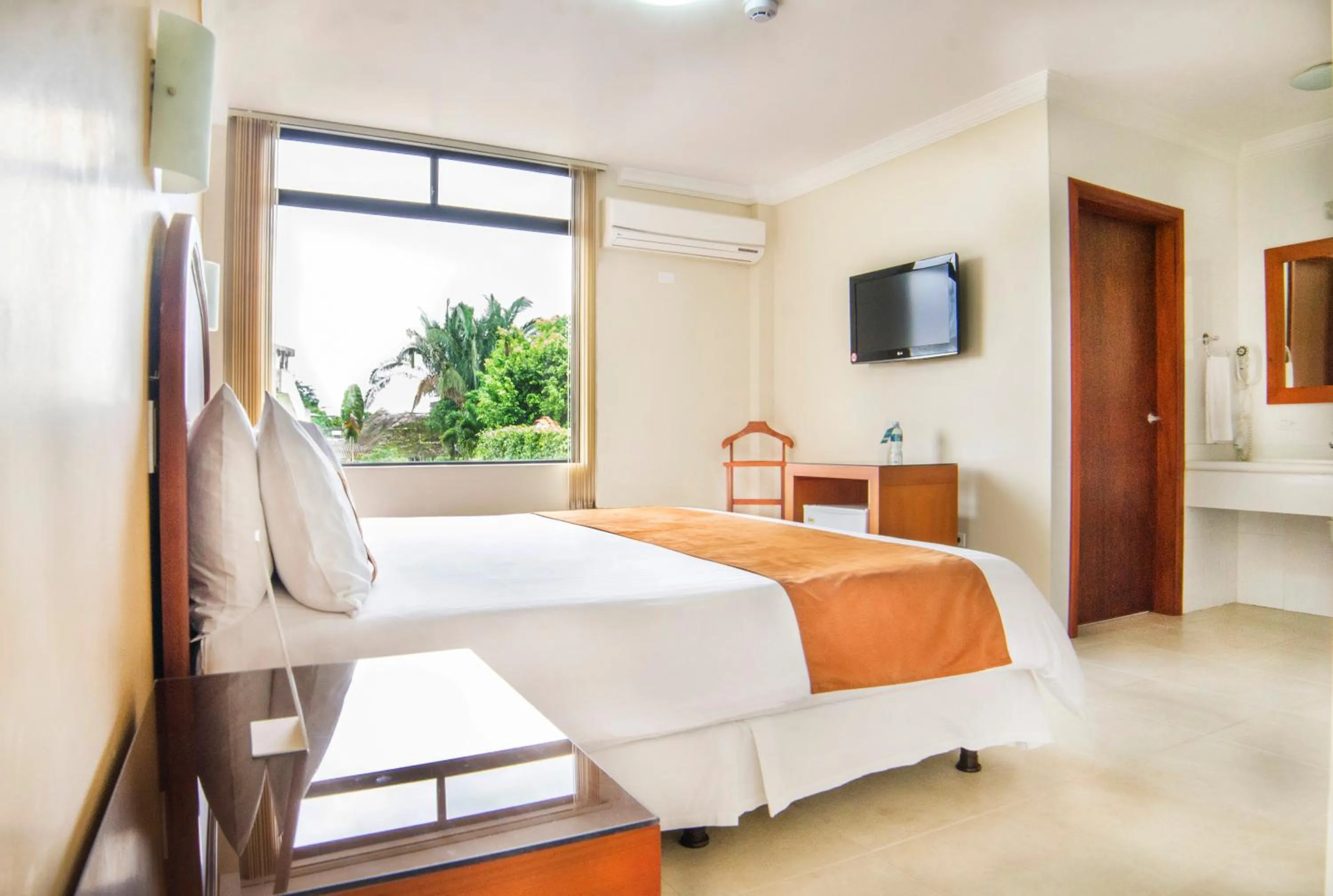 Photo of the whole room, Bed in Gran Hotel De Lago - Lago Agrio