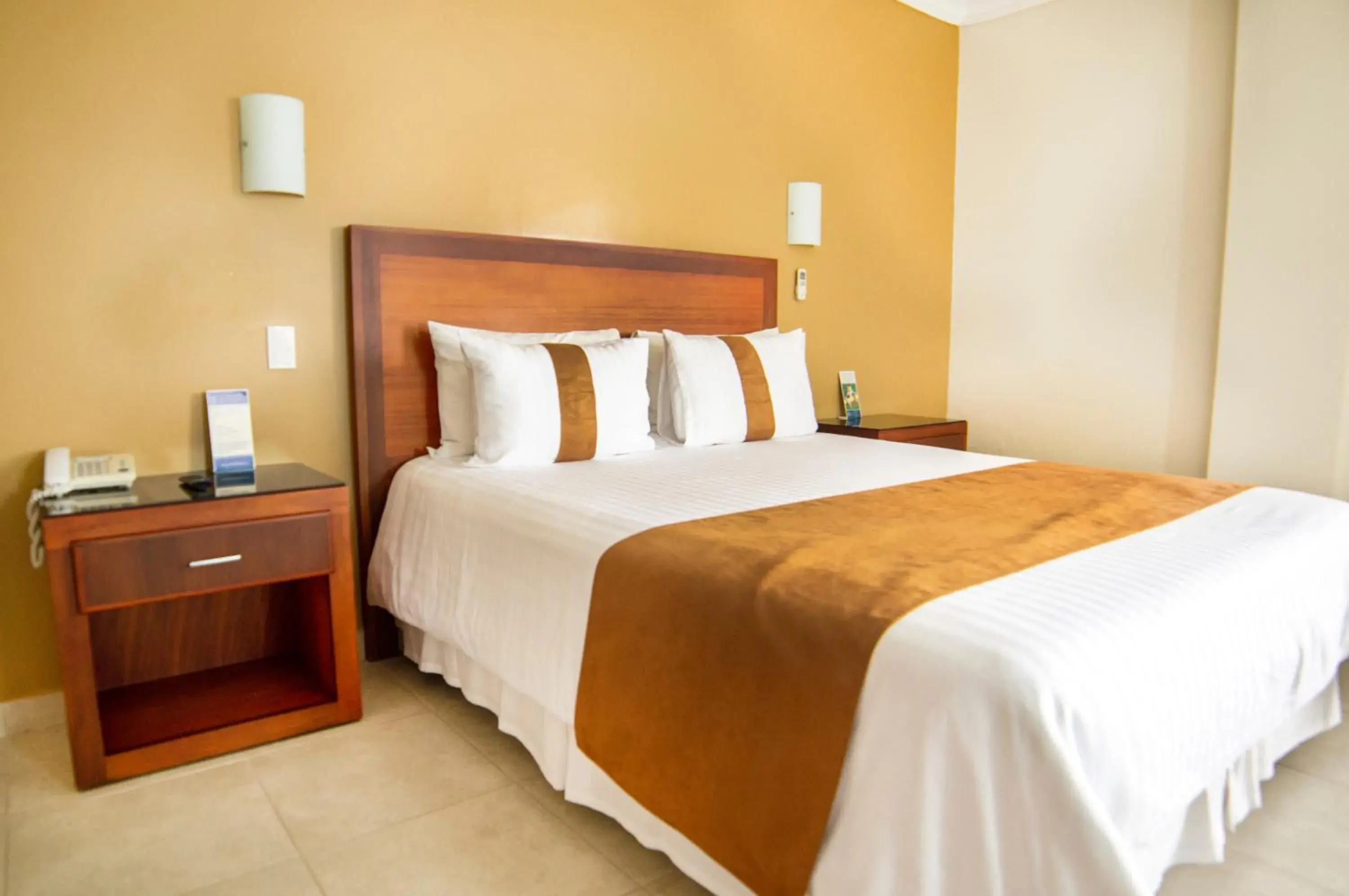 Junior Suite - single occupancy in Gran Hotel De Lago - Lago Agrio Junior Suite - single occupancy in Gran Hotel De Lago - Lago Agrio