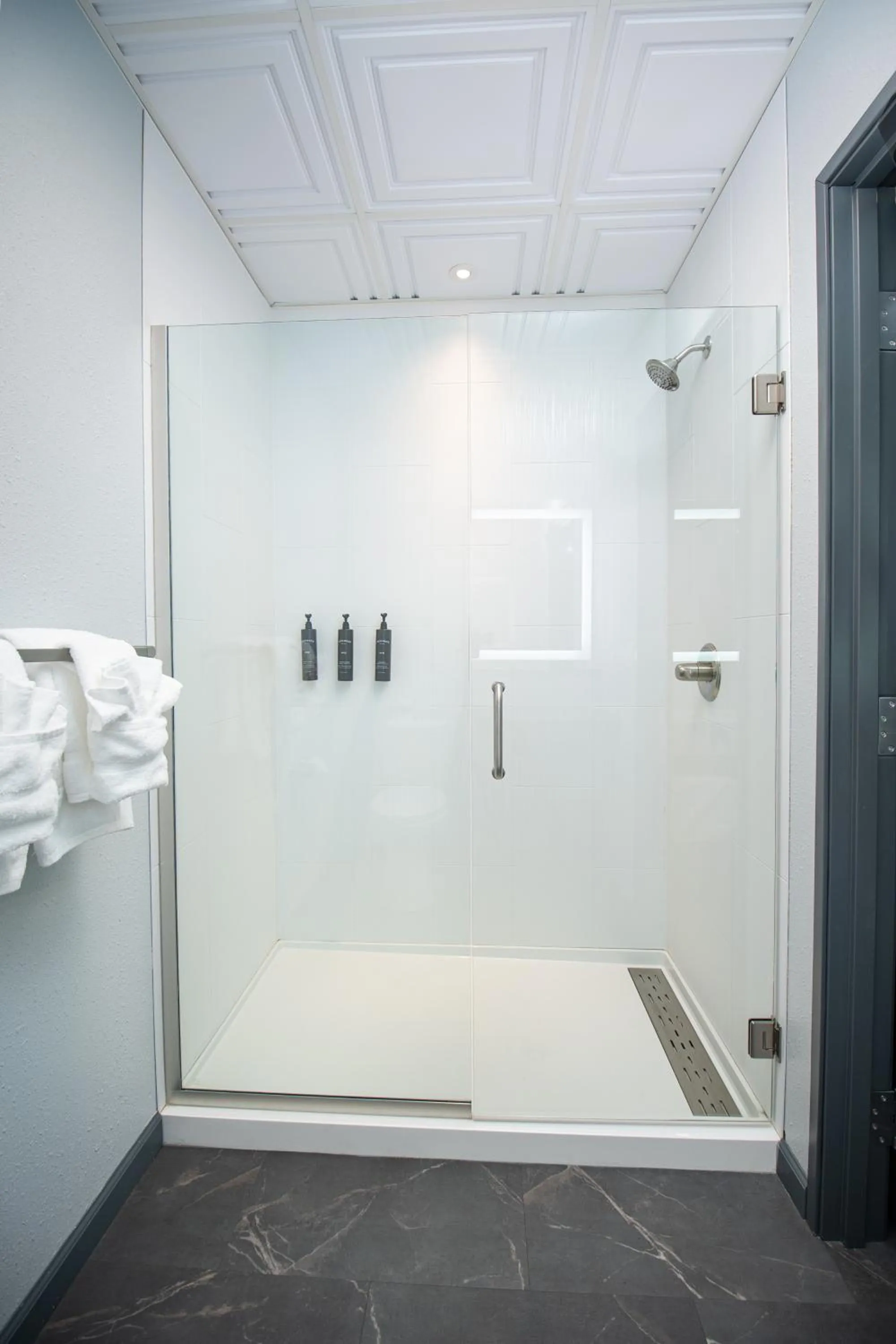 Shower in Terrace Bay Hotel - Lakefront