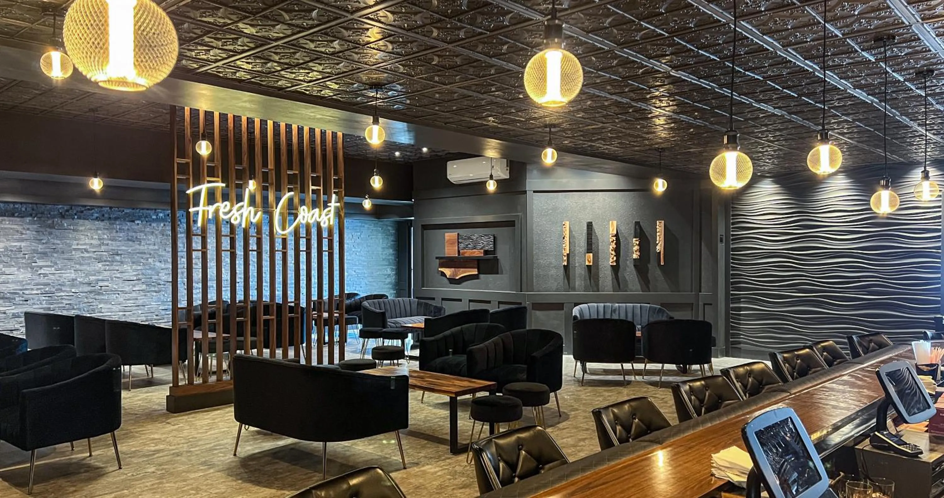 Lounge or bar in Terrace Bay Hotel - Lakefront