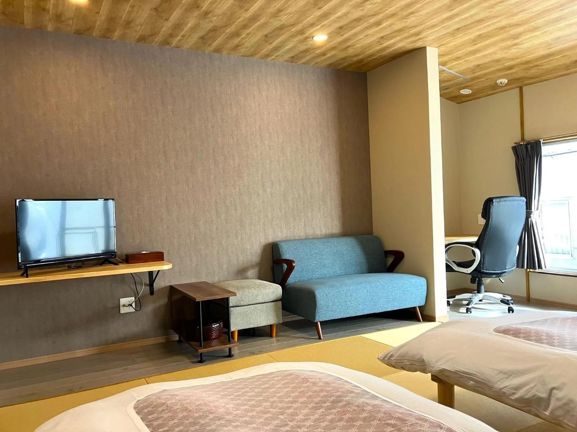 Photo of the whole room, Bed in Takasagoya Ryokan