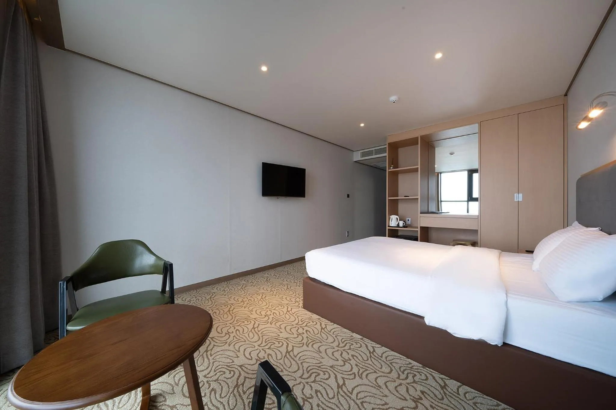 Photo of the whole room, Bed in Sunrise Hotel Seongsan