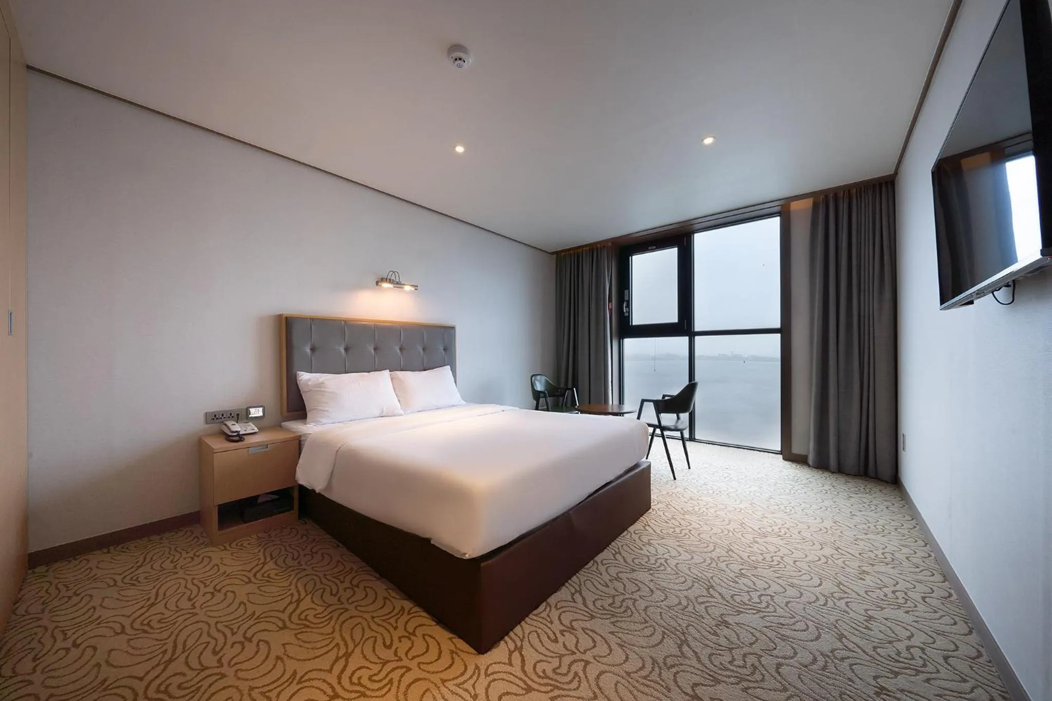 Photo of the whole room, Bed in Sunrise Hotel Seongsan