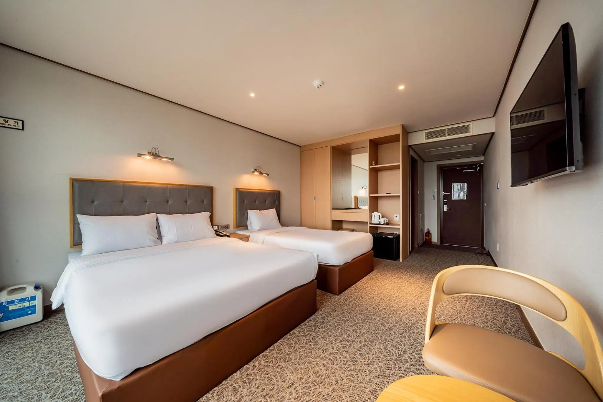 Photo of the whole room, Bed in Sunrise Hotel Seongsan