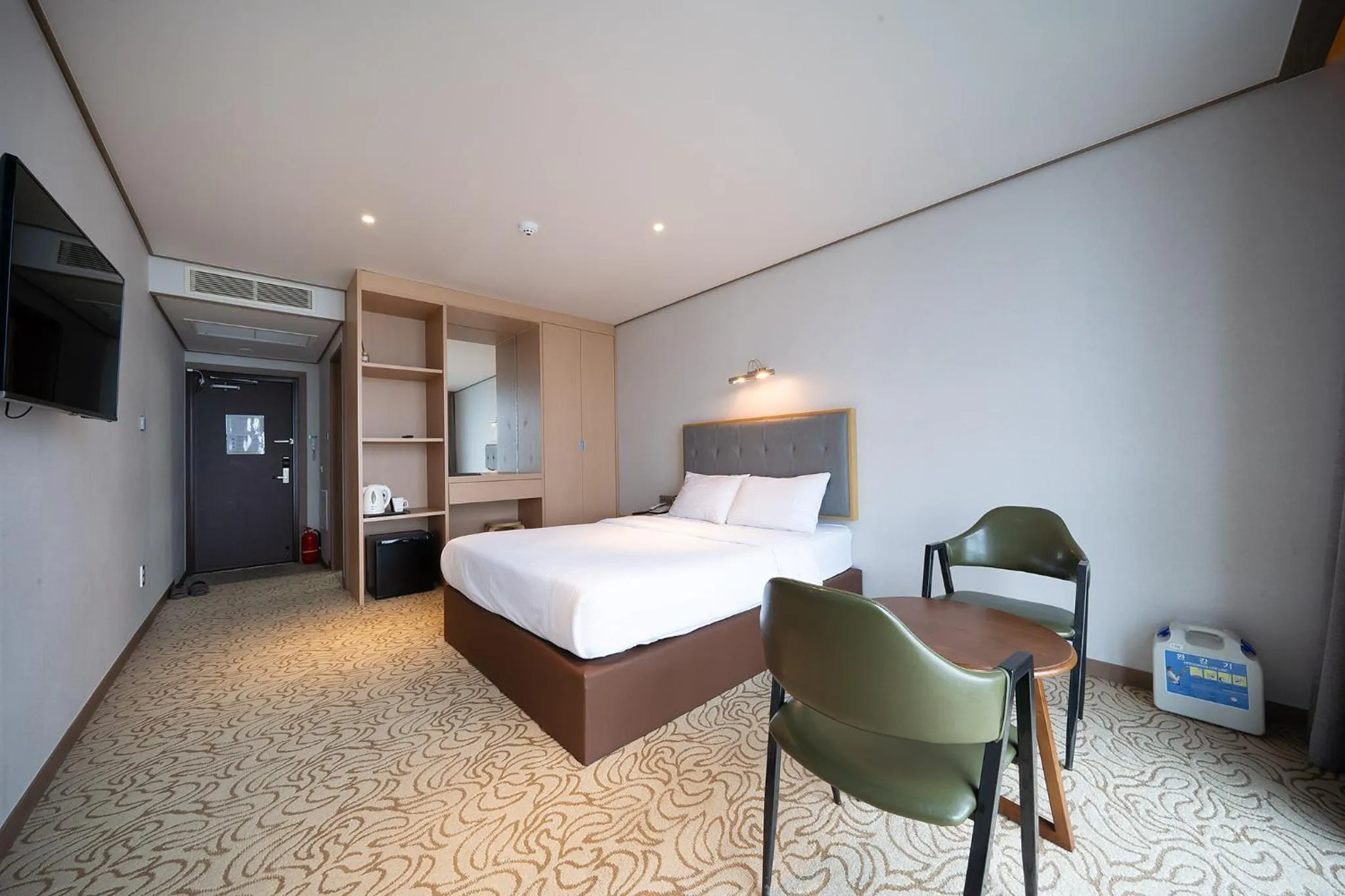 Photo of the whole room, Bed in Sunrise Hotel Seongsan