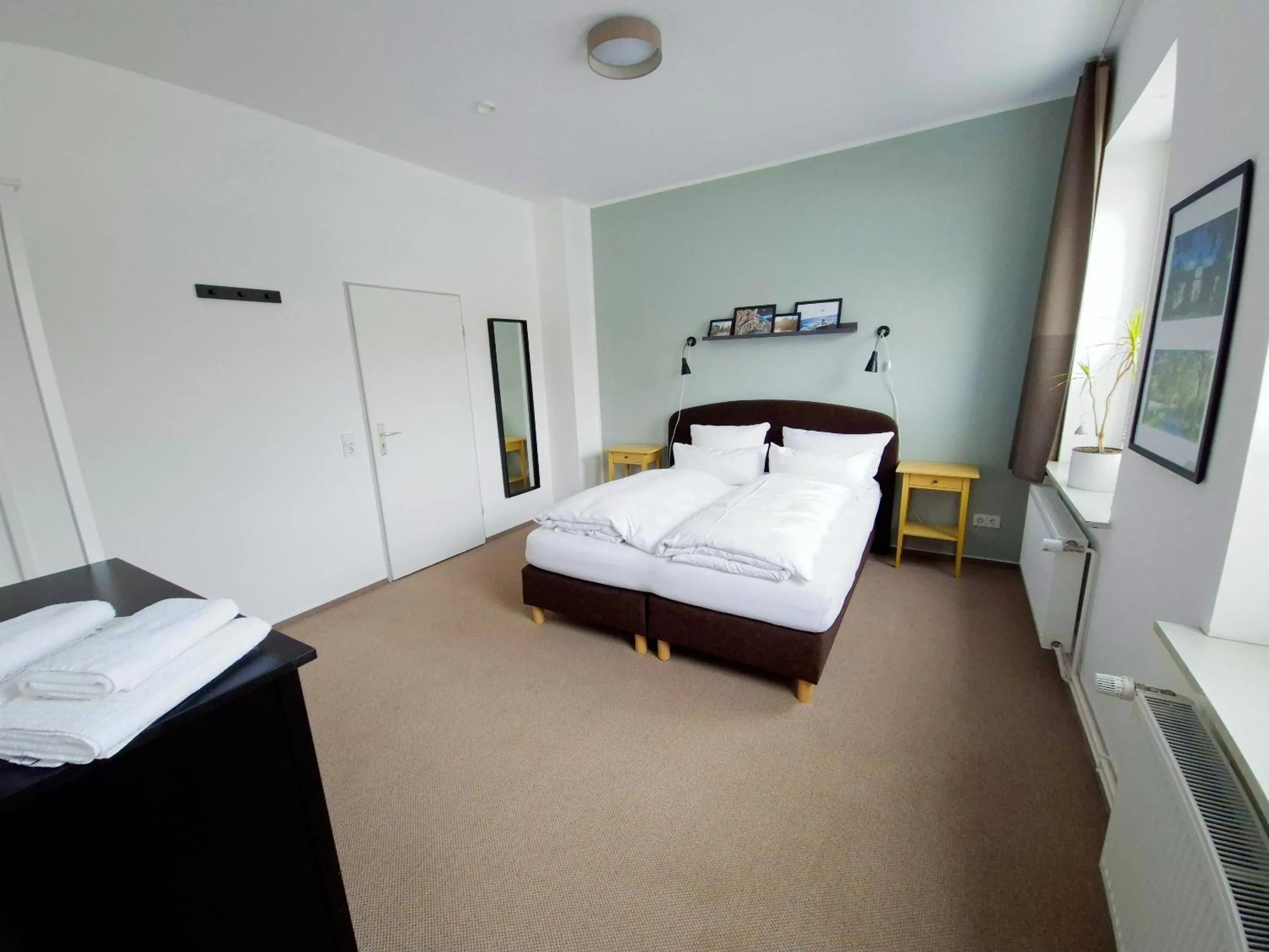 Bedroom, Bed in bed & kitchen