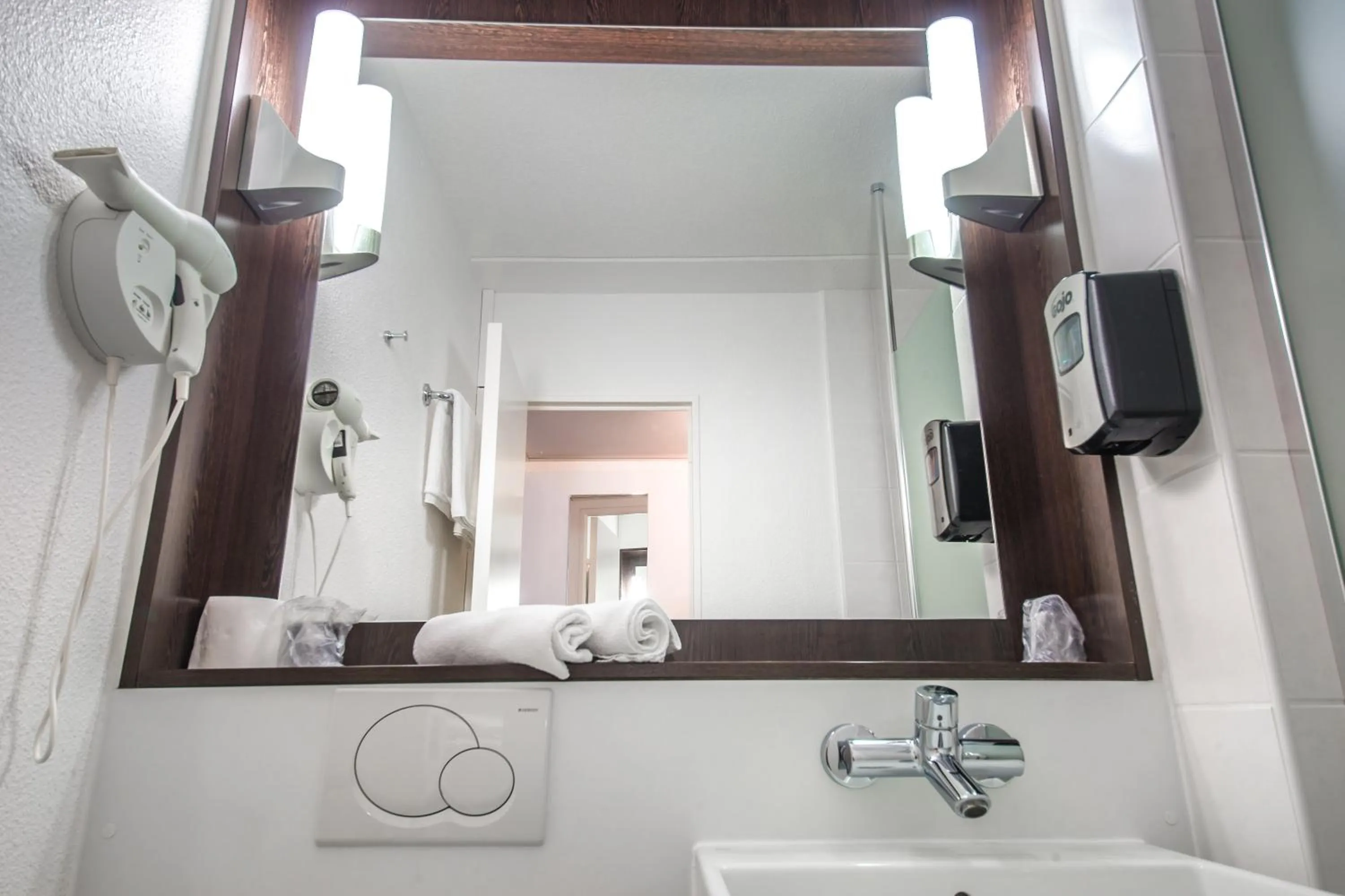 Shower in Mandarina Hotel Luxembourg Airport