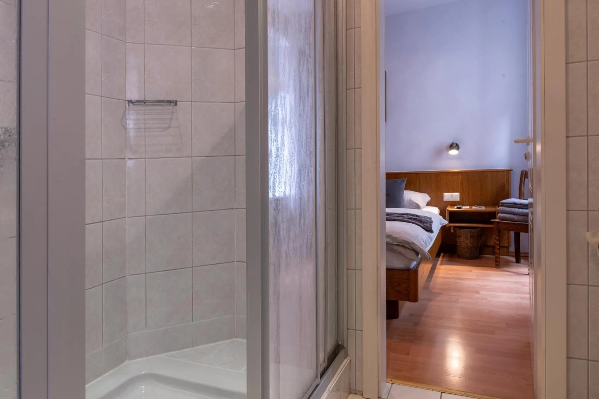 Bathroom, Bed in Hotel Heintz