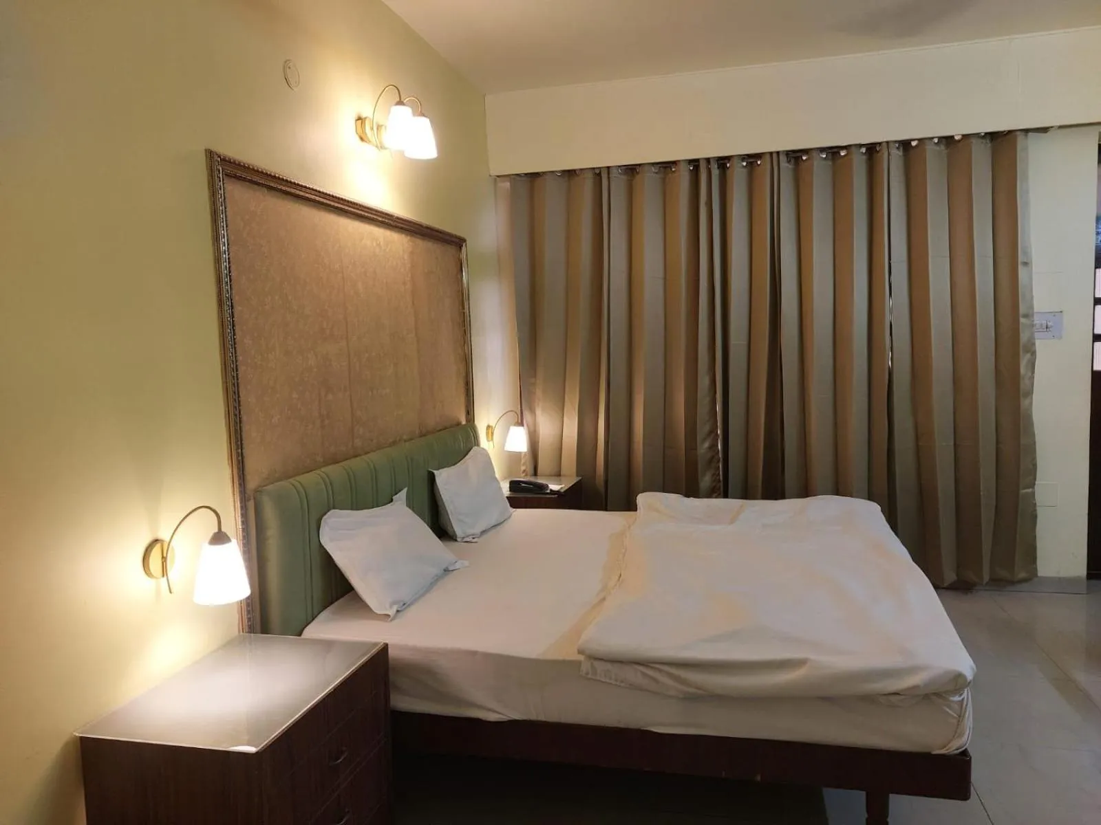 Bedroom, Bed in Hotel Airlines